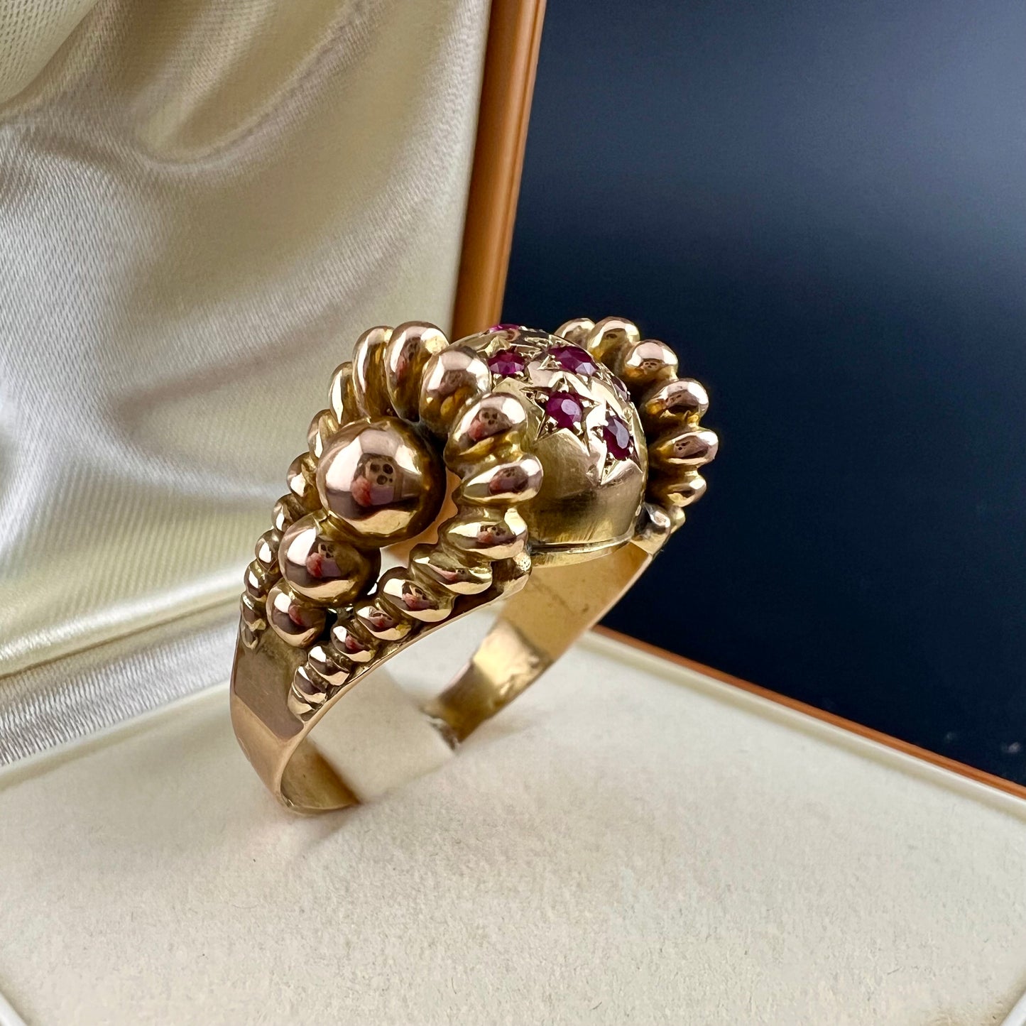 18kt gold ring with natural rubies. Italy, 1940.