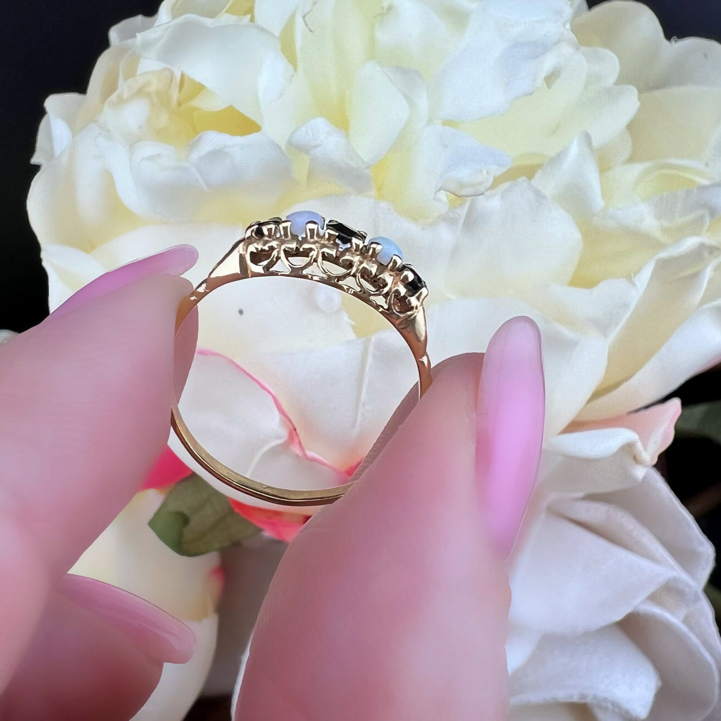 Anello vintage in oro giallo con opali e zaffiri – Birmingham, 1987