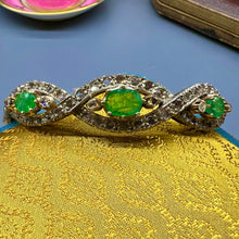 Carica l&#39;immagine nel visualizzatore di Gallery, Bracciale a manetta in oro, smeraldi e diamanti a rosa.
