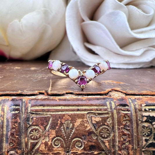 Gelbgoldener Wishbone-Ring mit Opalen und Rubinen – London, 1978