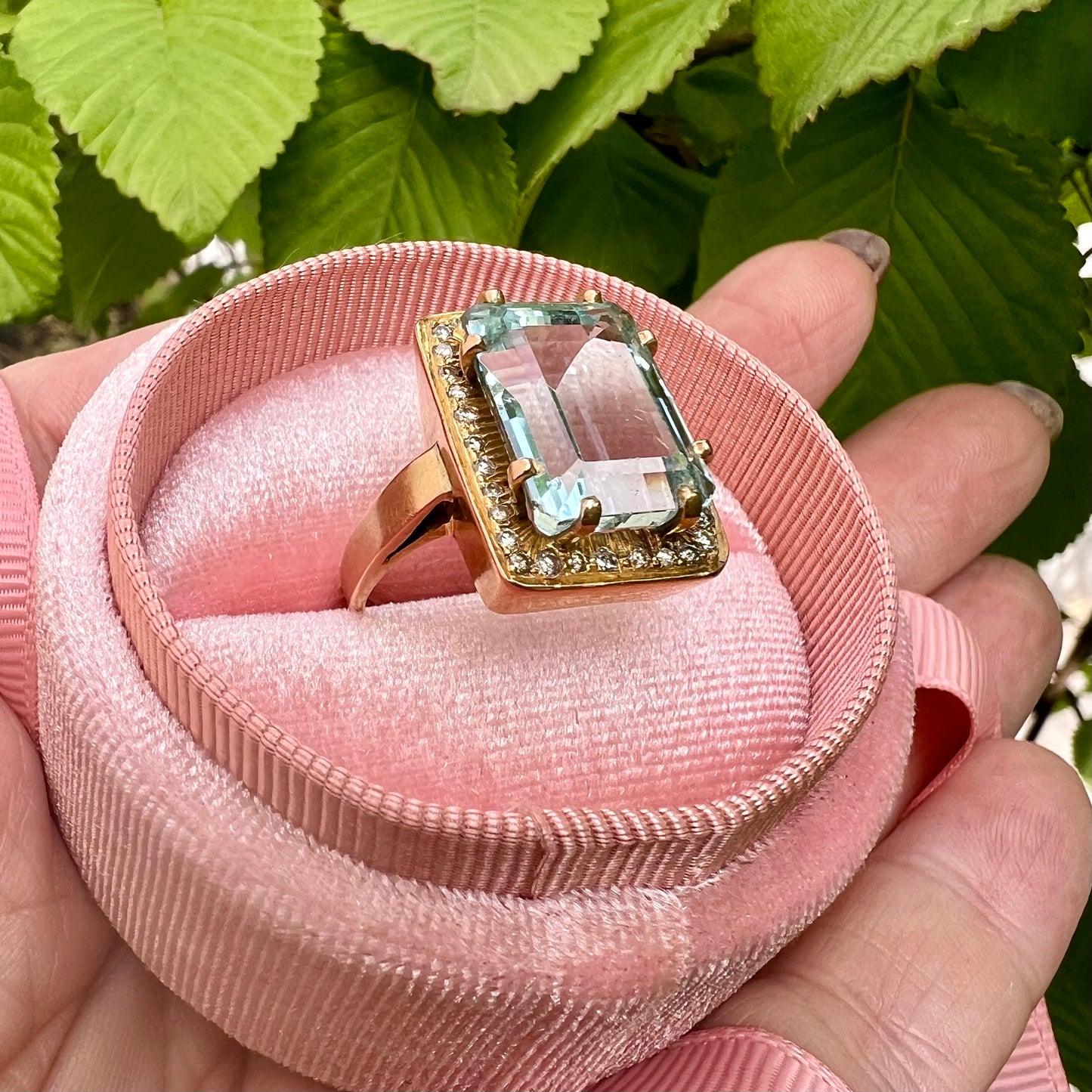 18-karätiger Goldring mit Aquamarin und Diamanten. Italien, 1960.