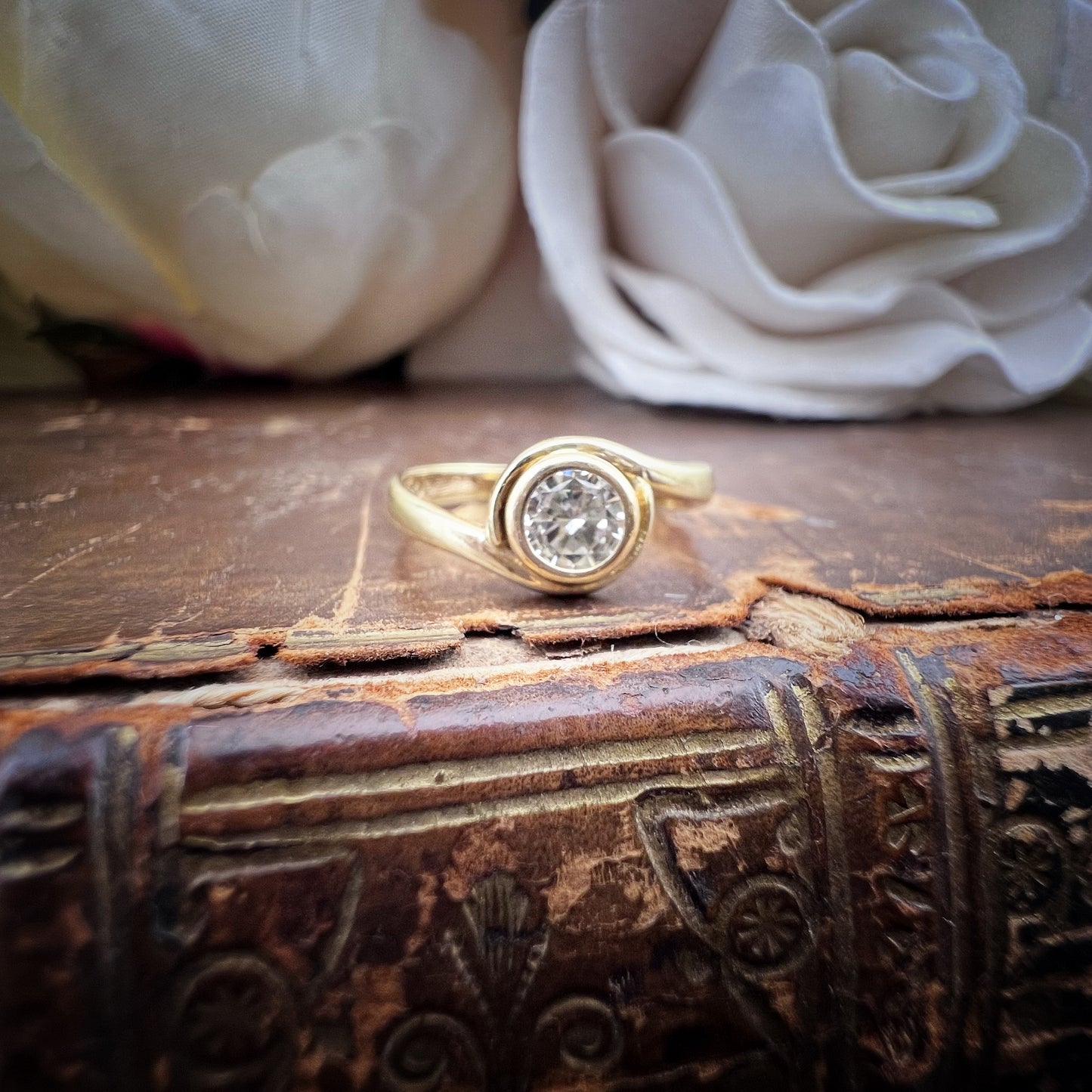 Elegante anello solitario vintage realizzato a Birmingham nel 1985, in oro giallo 9 carati