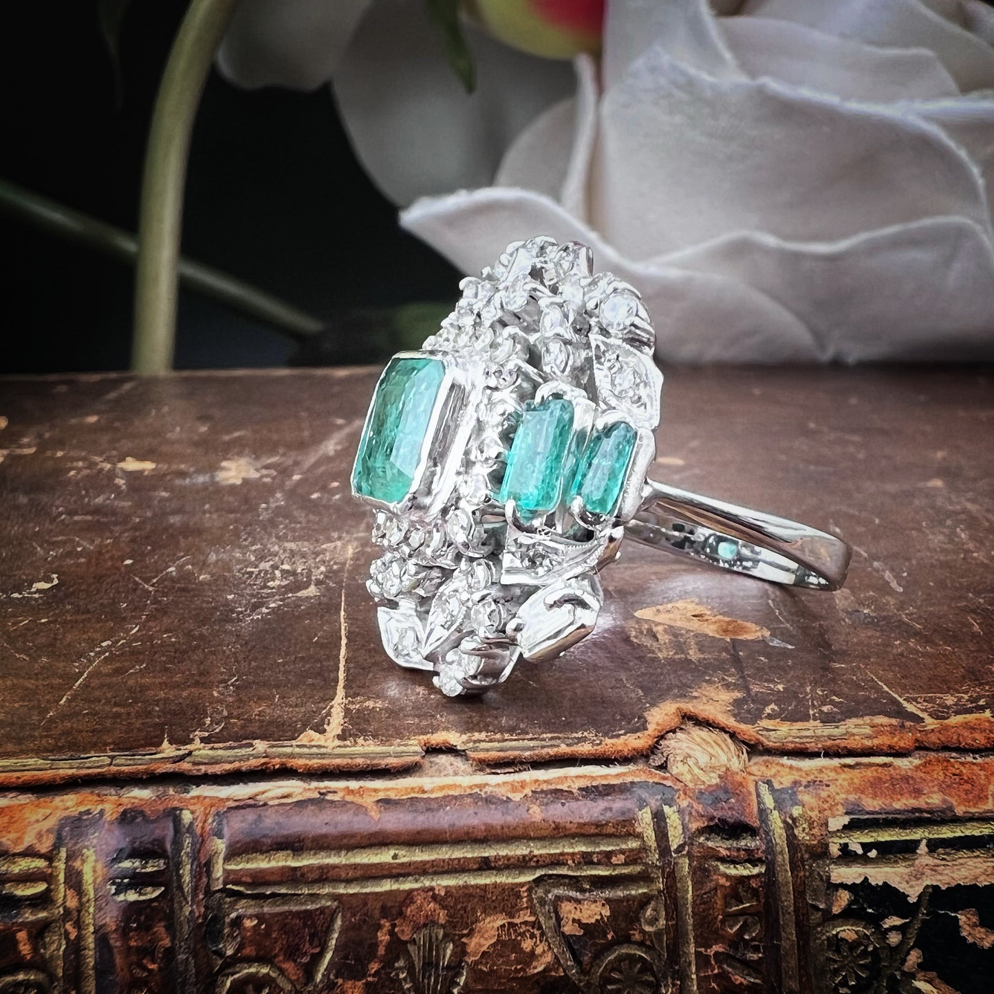 Anello a ballerina anni ’50 in oro bianco con diamanti e smeraldi