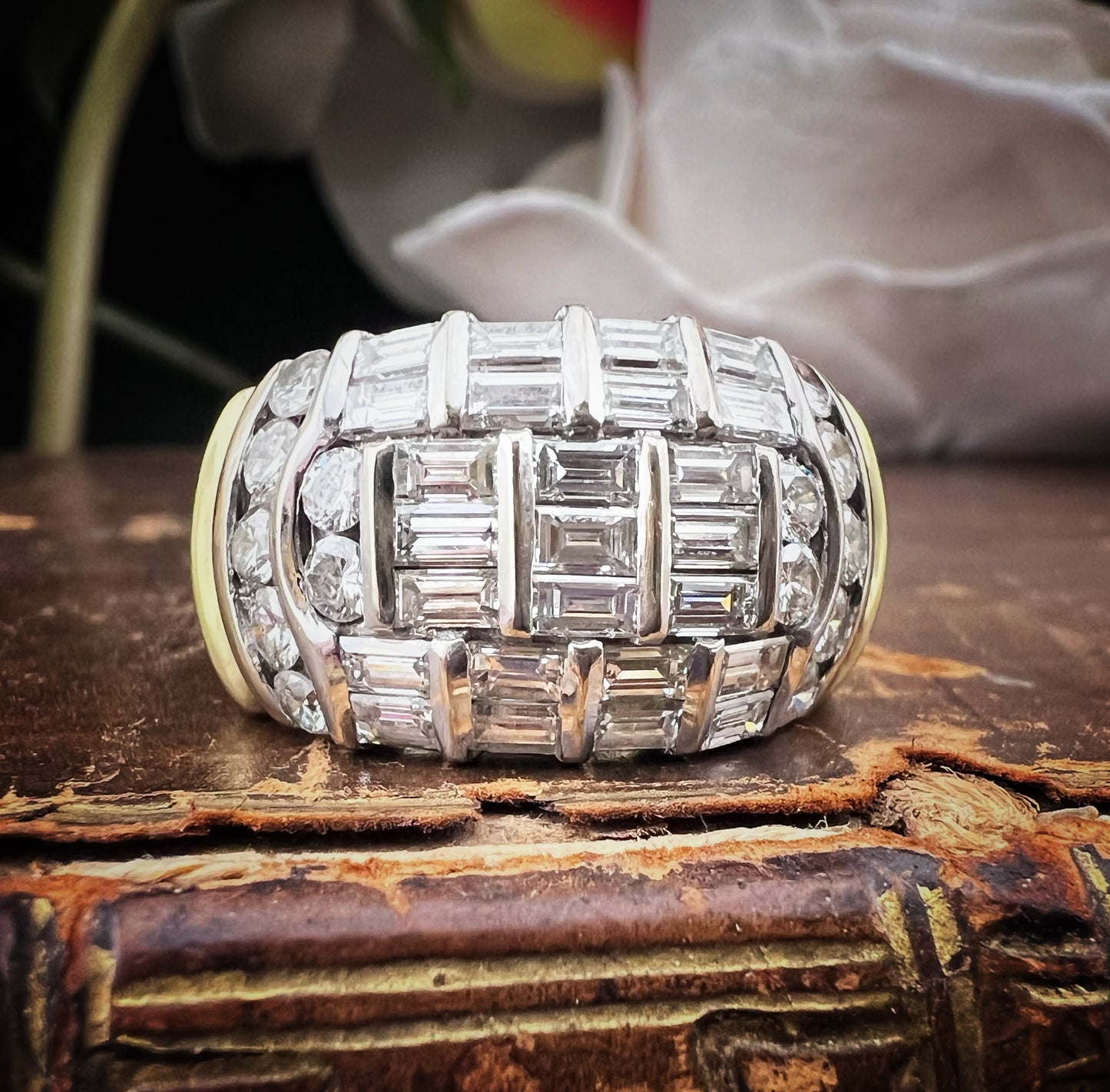 Vintage-Bandring aus 18 Karat Gelbgold mit Baguette- und runden Diamanten – insgesamt 2,31 ct