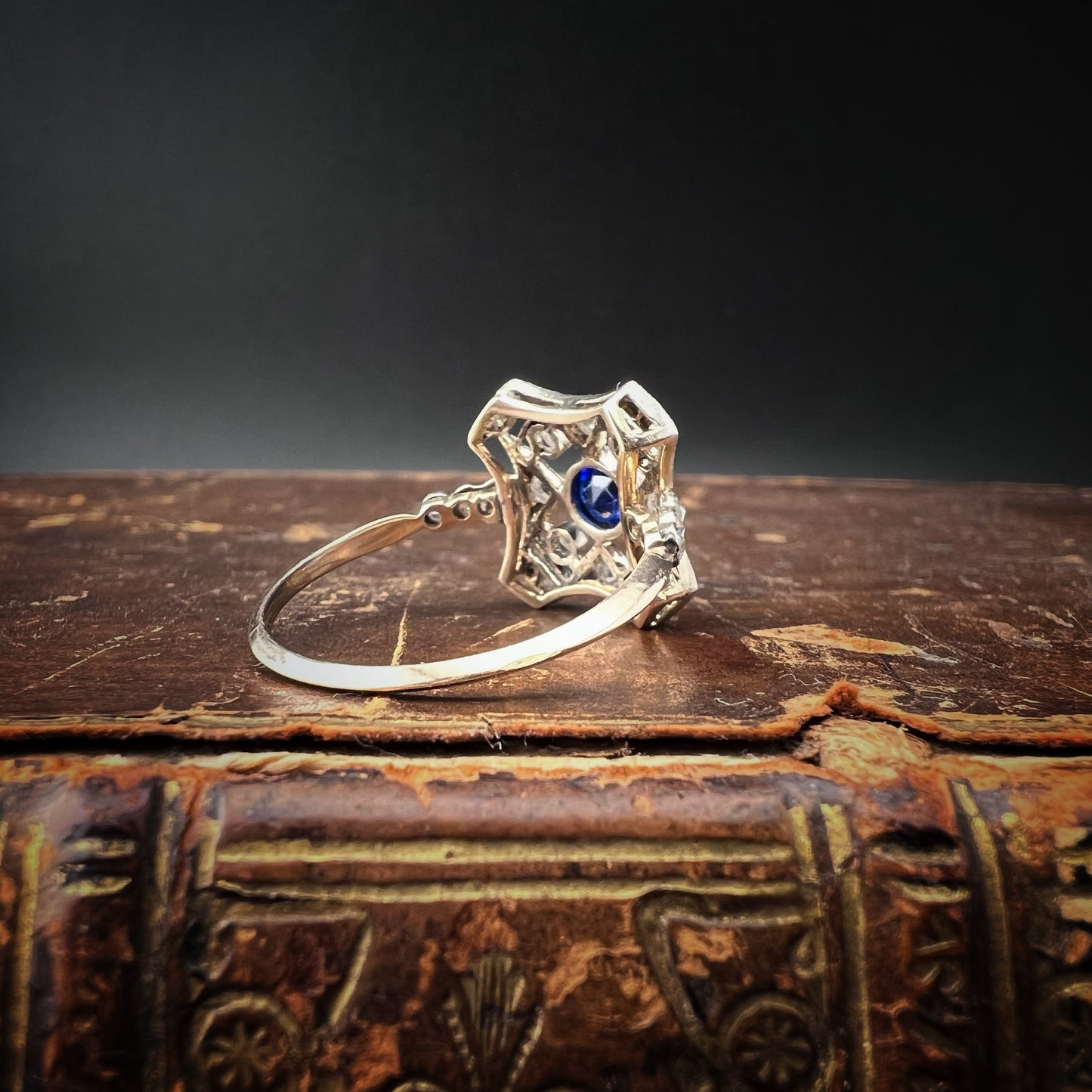 Anello Art Déco in oro 14 ct, diamanti e zaffiro di sintesi
