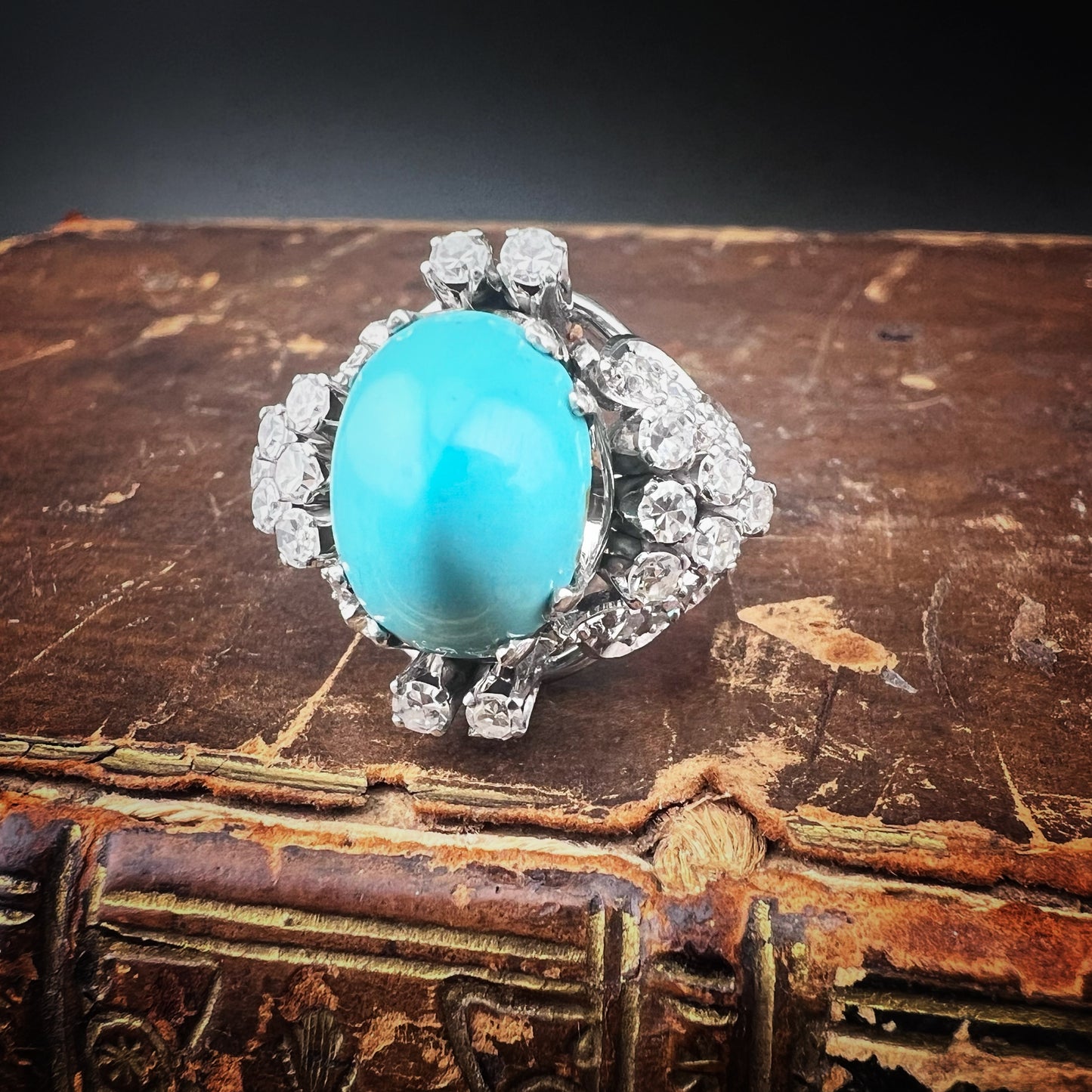 Imponente anello in oro bianco con turchese naturale e diamanti – Manifattura anni ’50