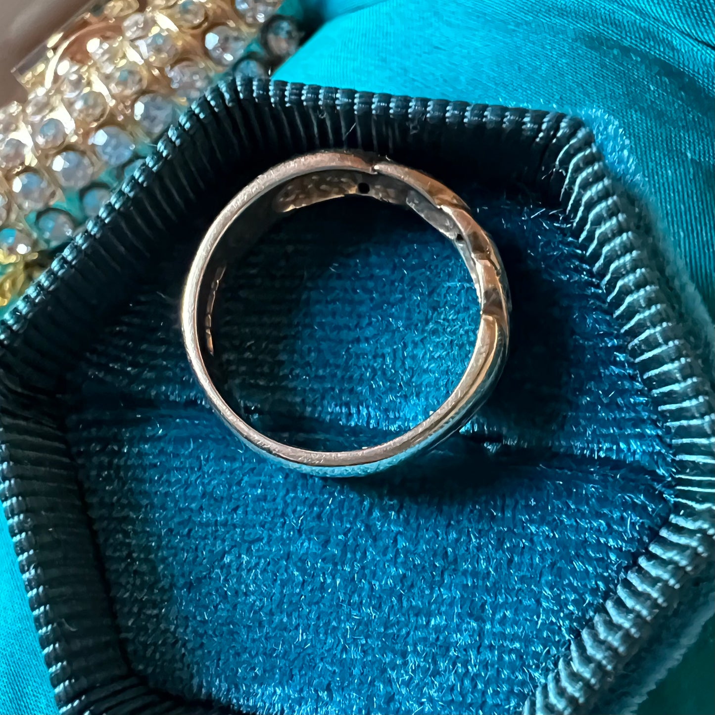 Band ring with diamonds