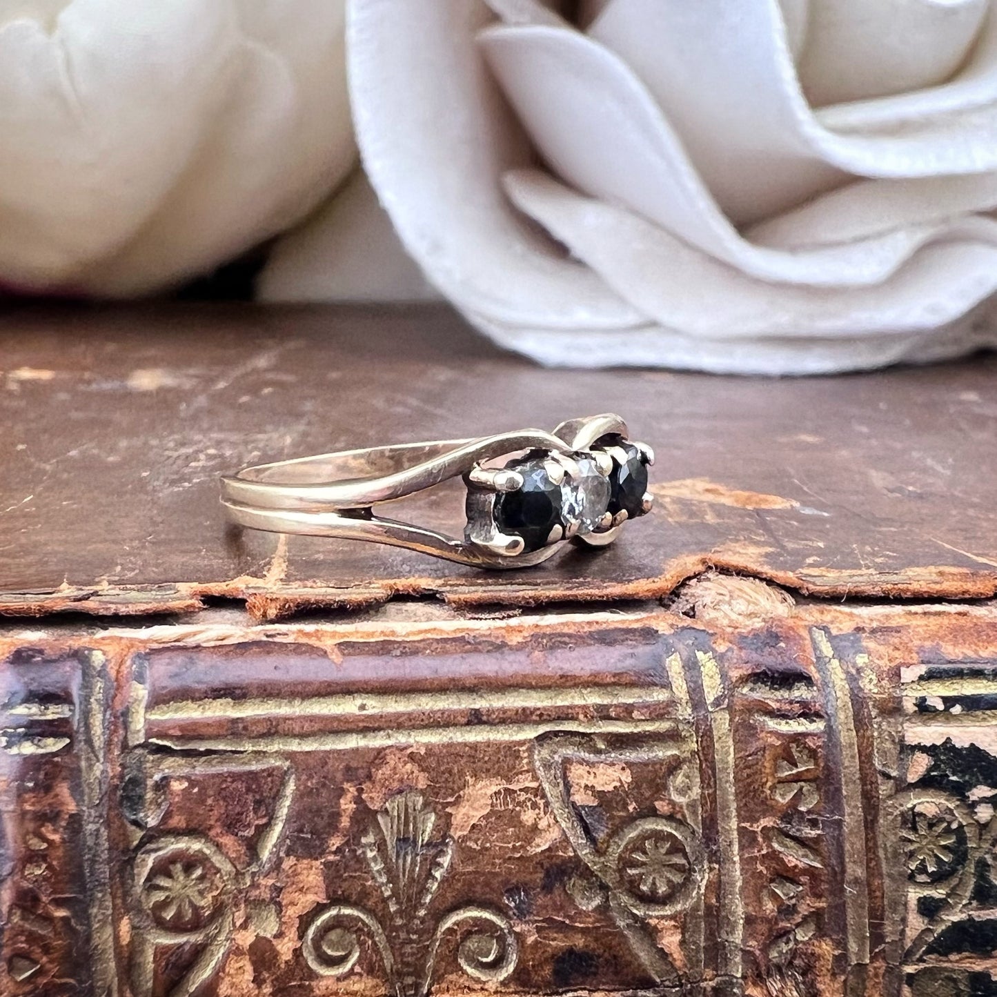 💍 Anello Trilogy Vintage con Zaffiri e Diamante (Londra, 1981)