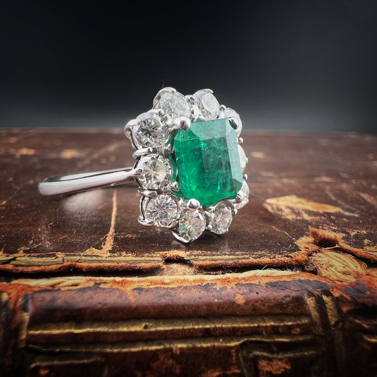 Gänseblümchenring aus 18 Karat Gold mit Smaragd und Diamanten