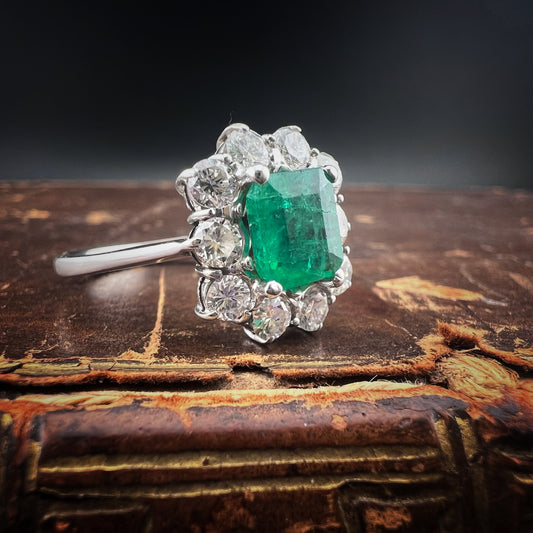 Anello margherita in oro 18 ct con smeraldo e diamanti