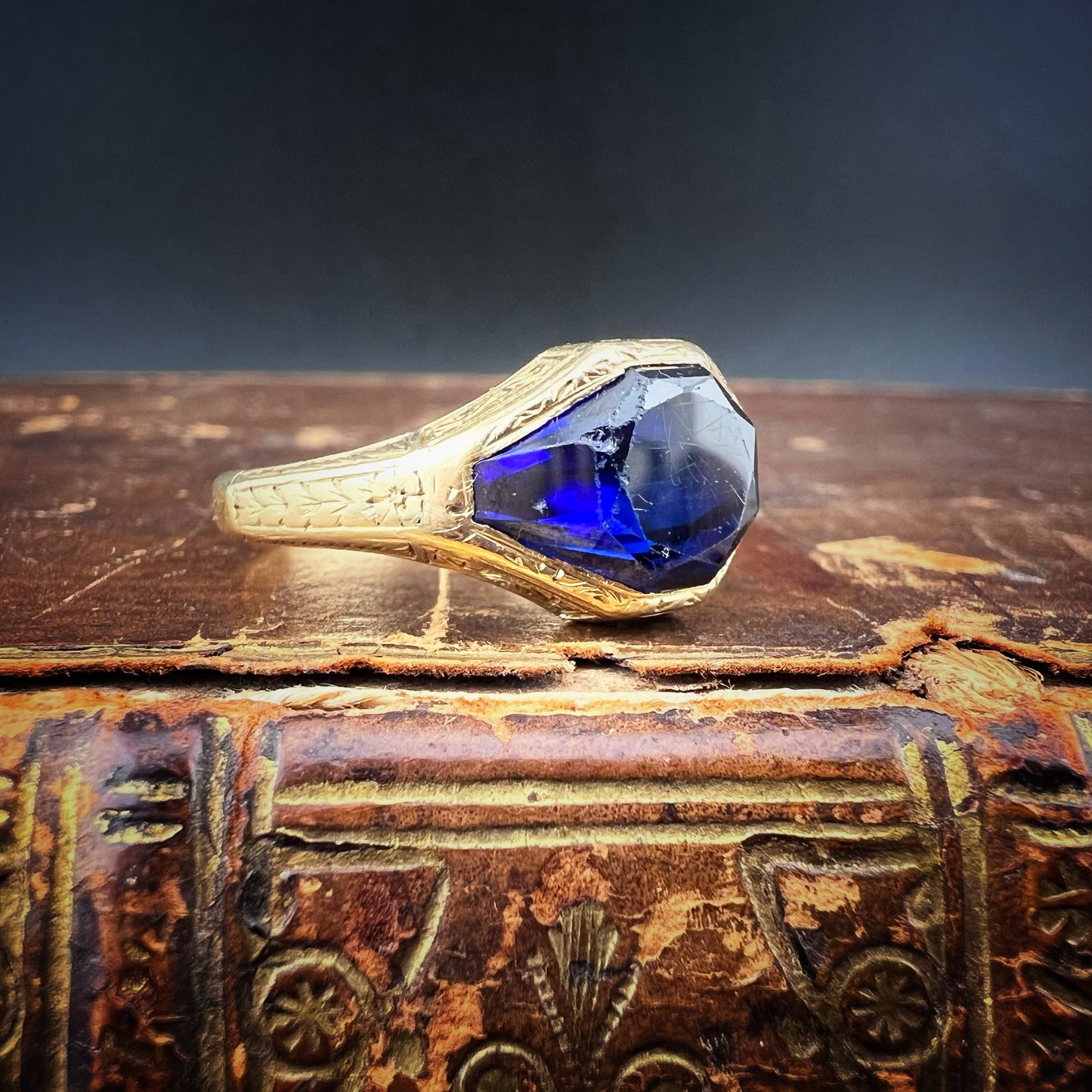 Men's 18k gold ring with synthetic sapphire, c. 1920