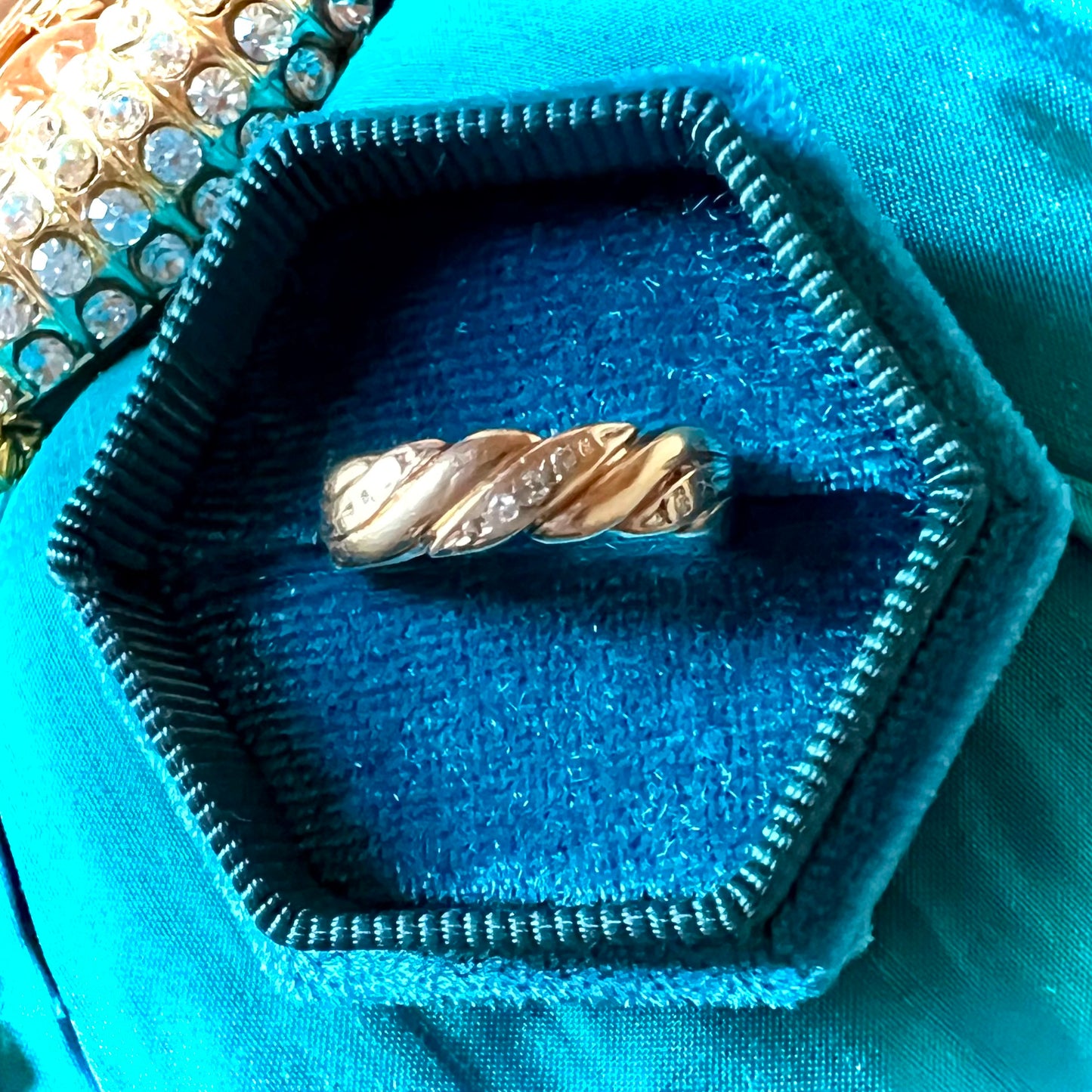 Band ring with diamonds