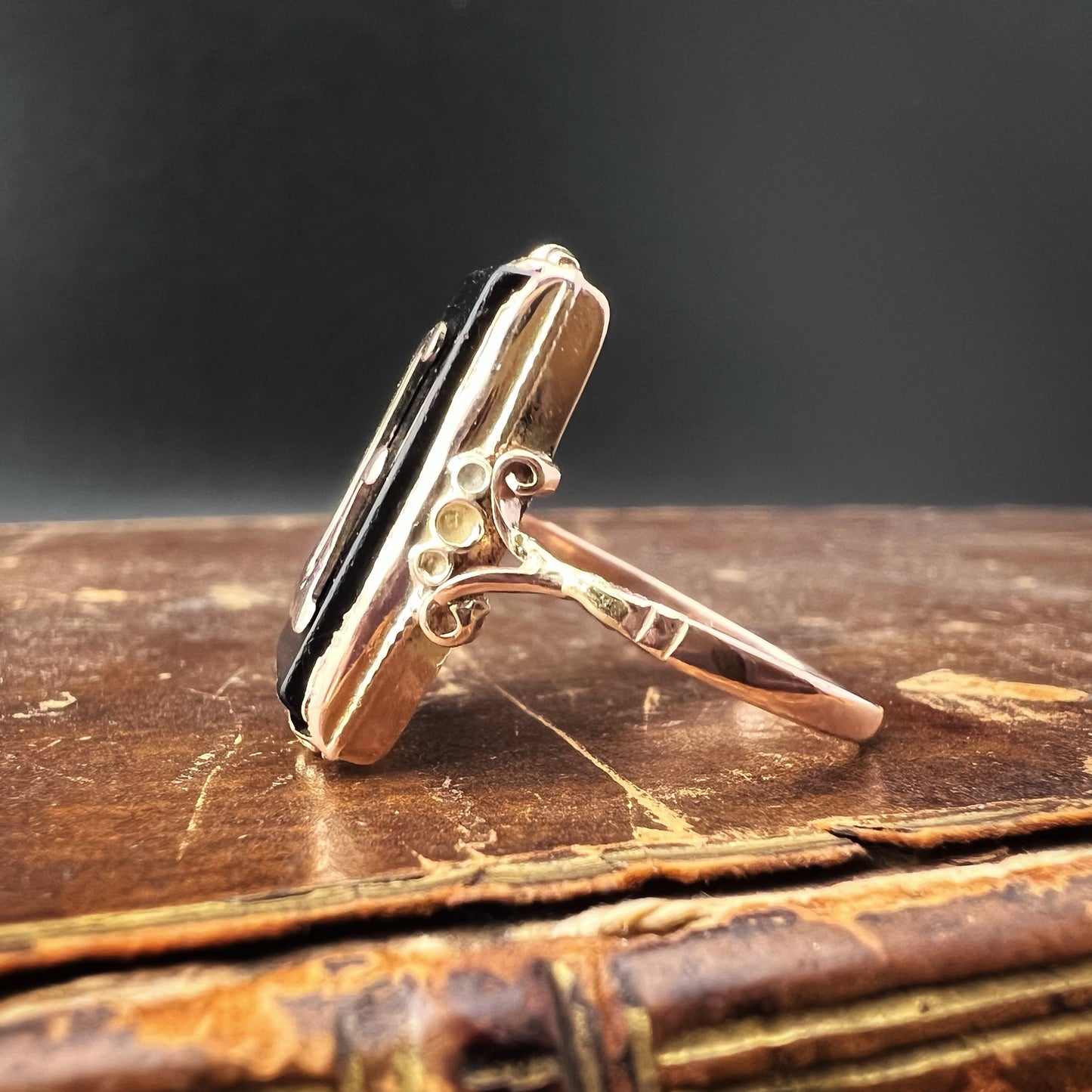 Antique English 9ct gold and onyx ring with letter “L”