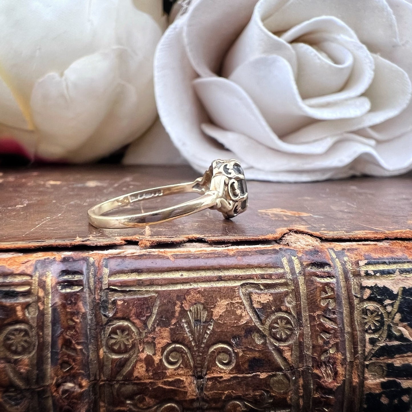 Anello in oro vintage con quarzo fumé e spallette a giorno (Londra, 1992)
