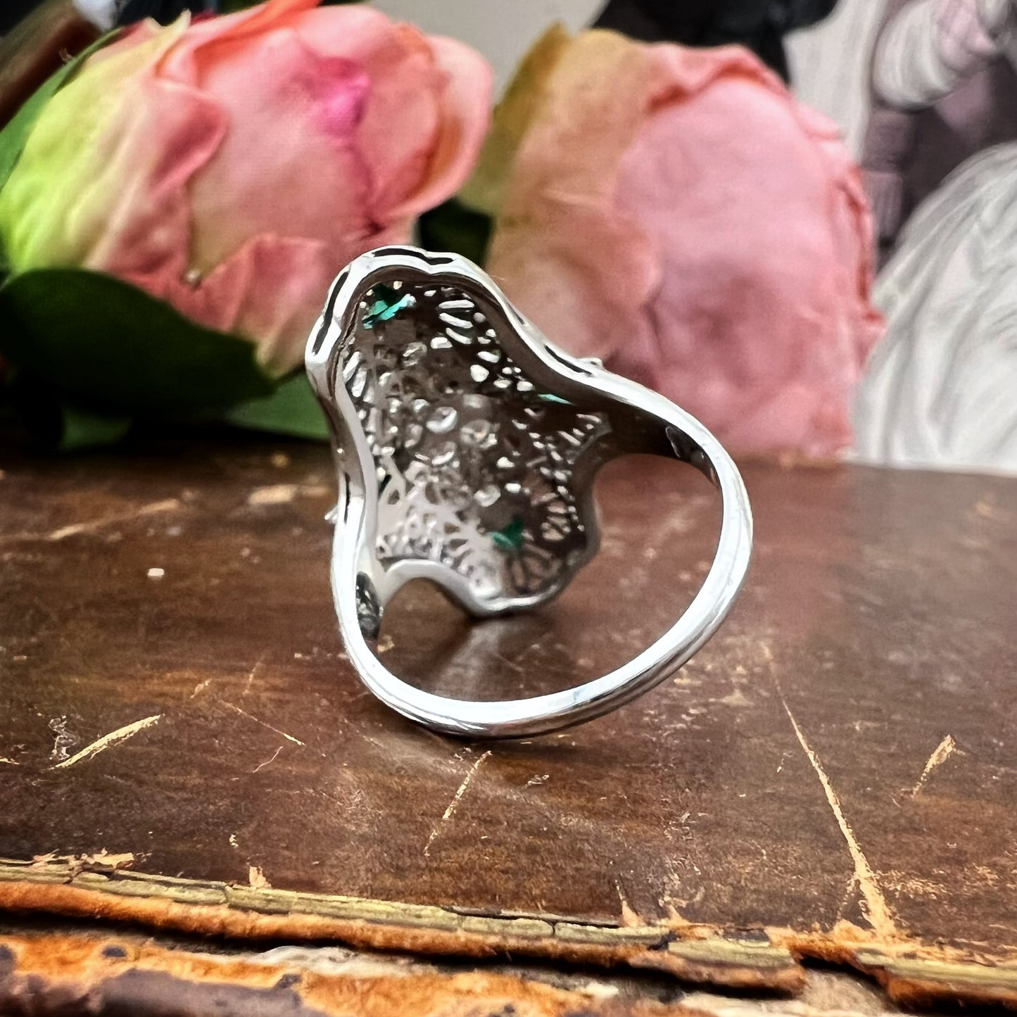 Anello Art Déco in oro bianco 18k con diamanti e smeraldi – pezzo unico d’epoca con scatola originale.