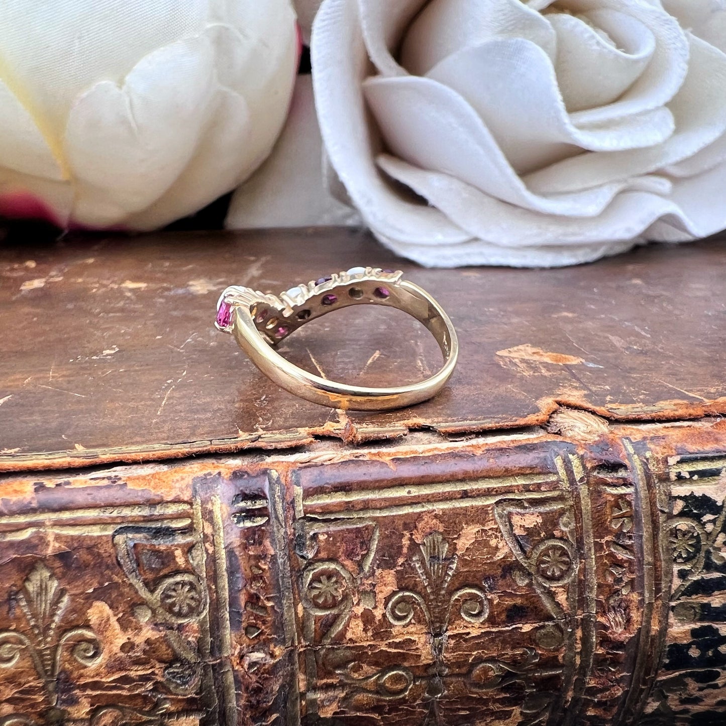 Anello Wishbone in Oro Giallo con Opali e Rubini – Londra, 1978