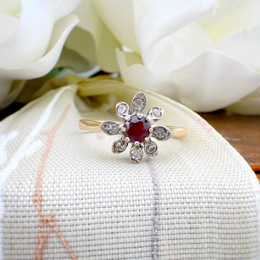 Vintage-Goldring mit Blumenmuster, Granat und Quarz, um 1970.