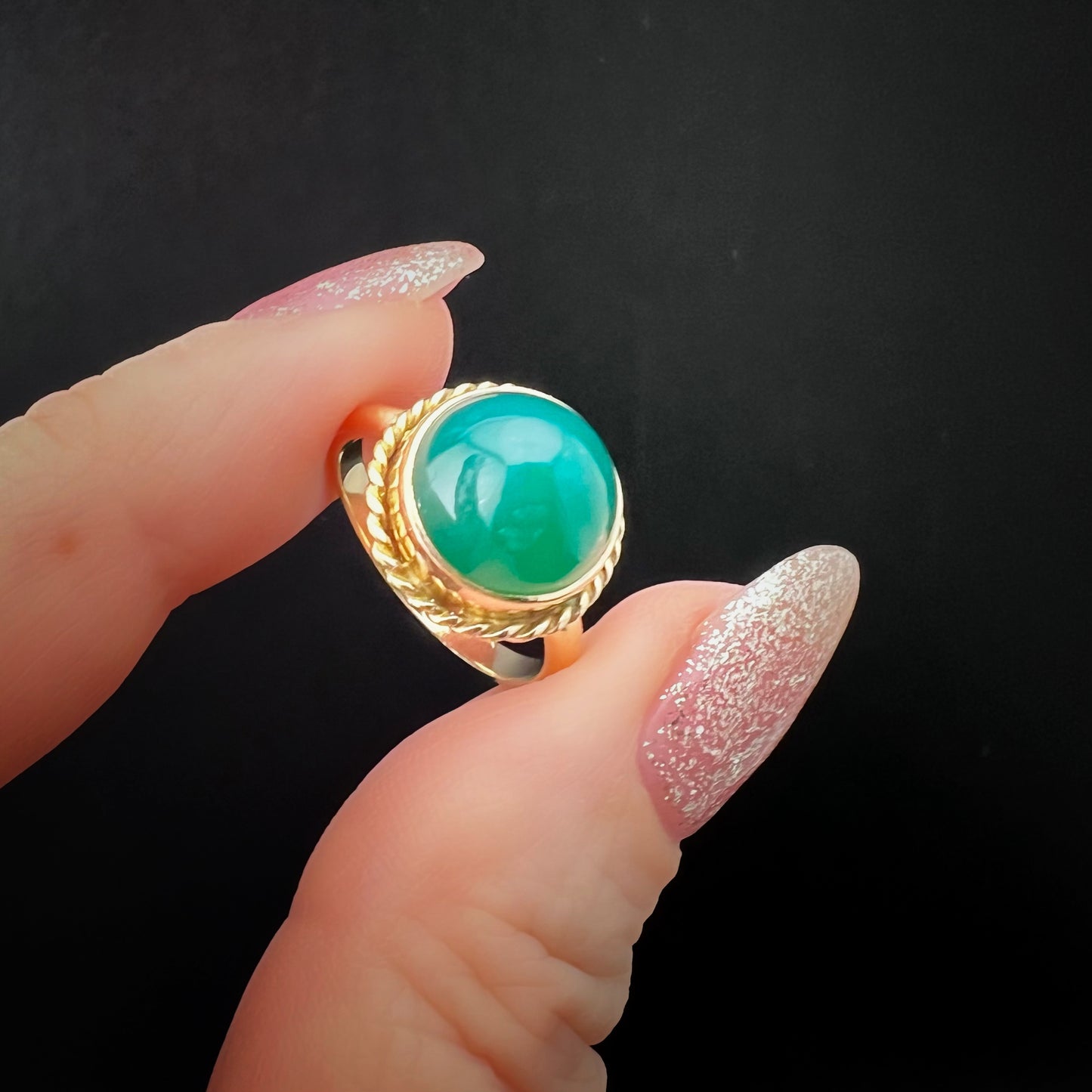 Gold ring with ovoid chrysoprase