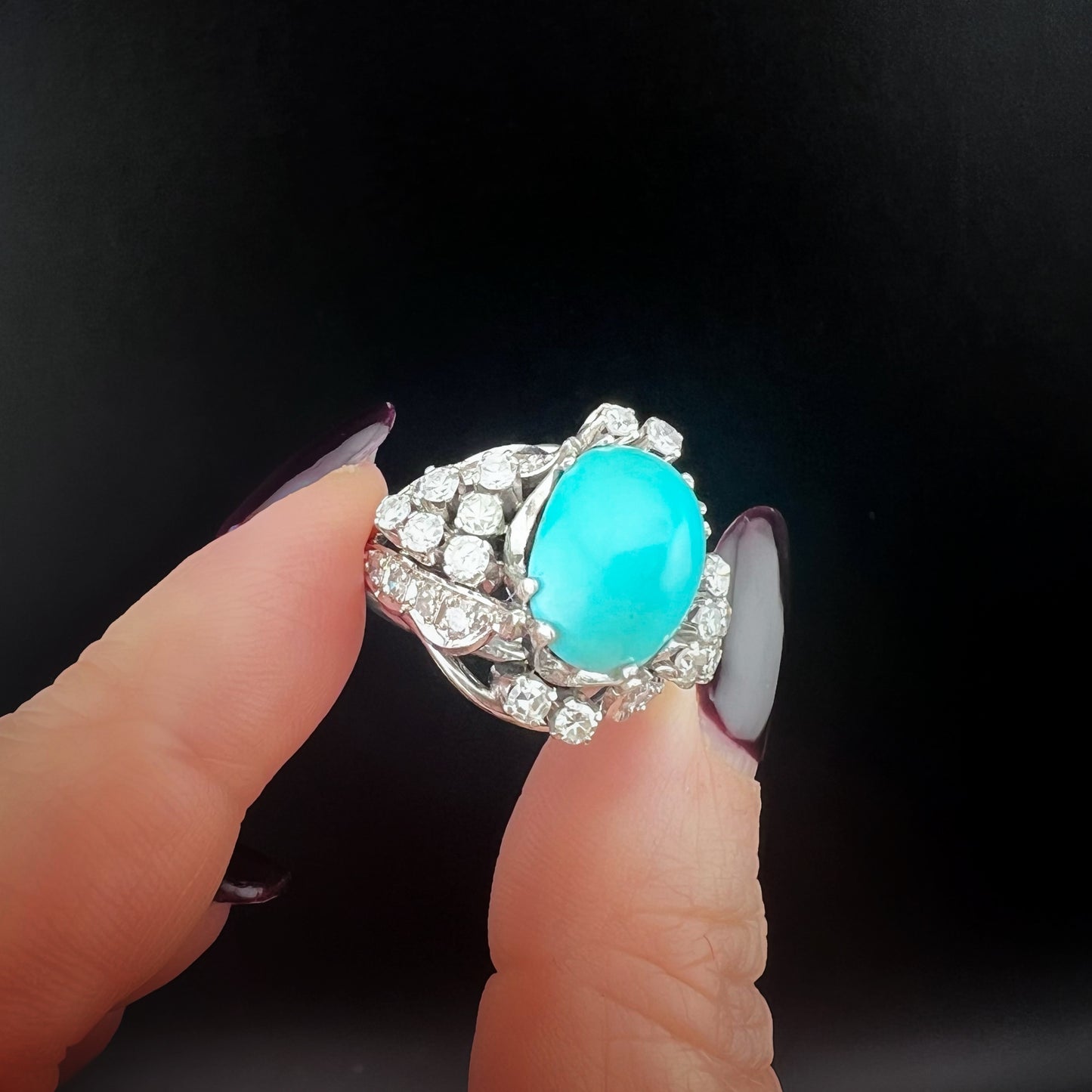 Imponente anello in oro bianco con turchese naturale e diamanti – Manifattura anni ’50