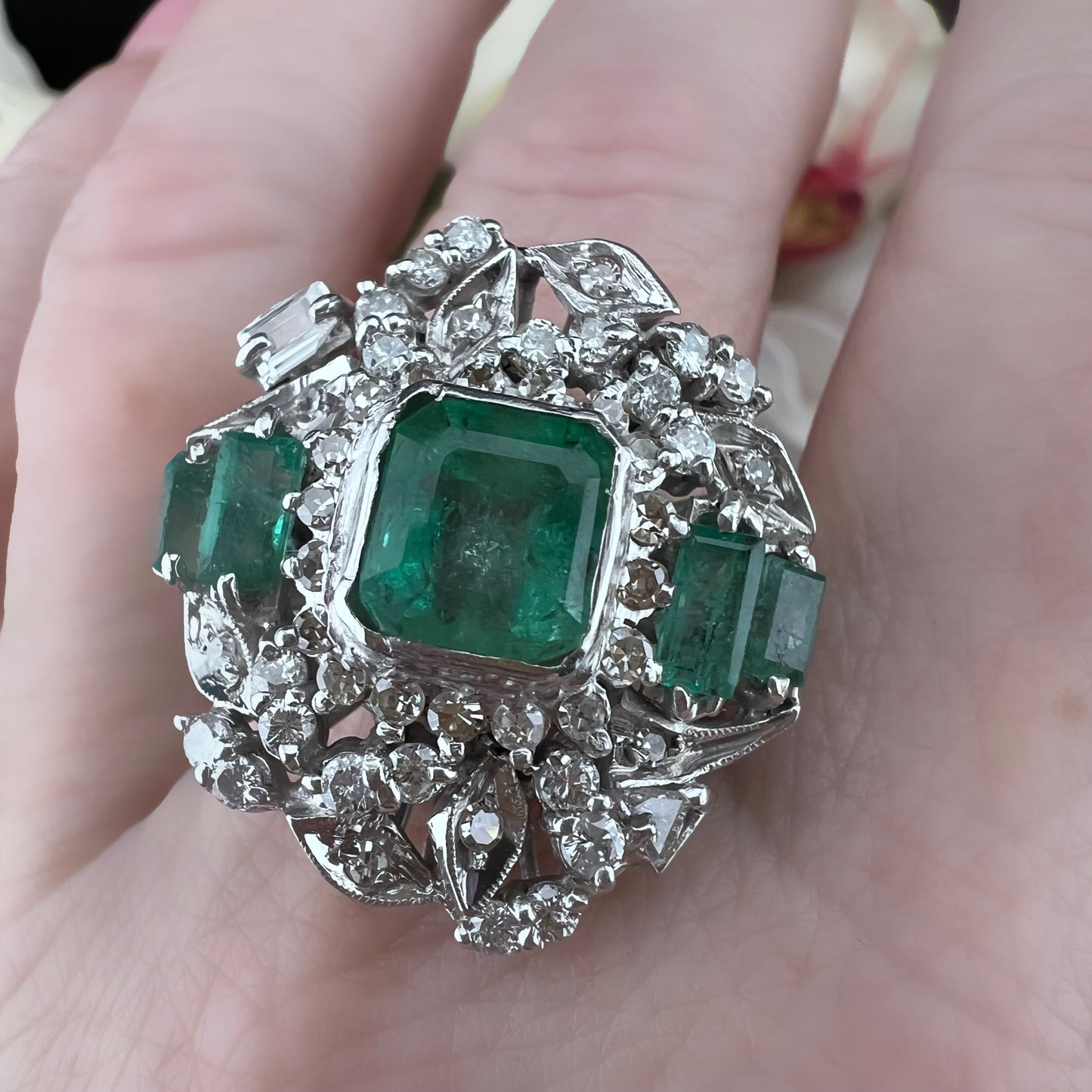 Anello a ballerina anni ’50 in oro bianco con diamanti e smeraldi