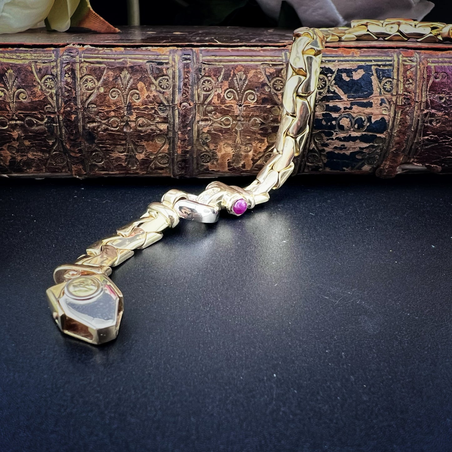 Vintage-Schlangenarmband aus 18 Karat Gelbgold mit Kobra-Glied, Rubinen und Diamanten – 1970er