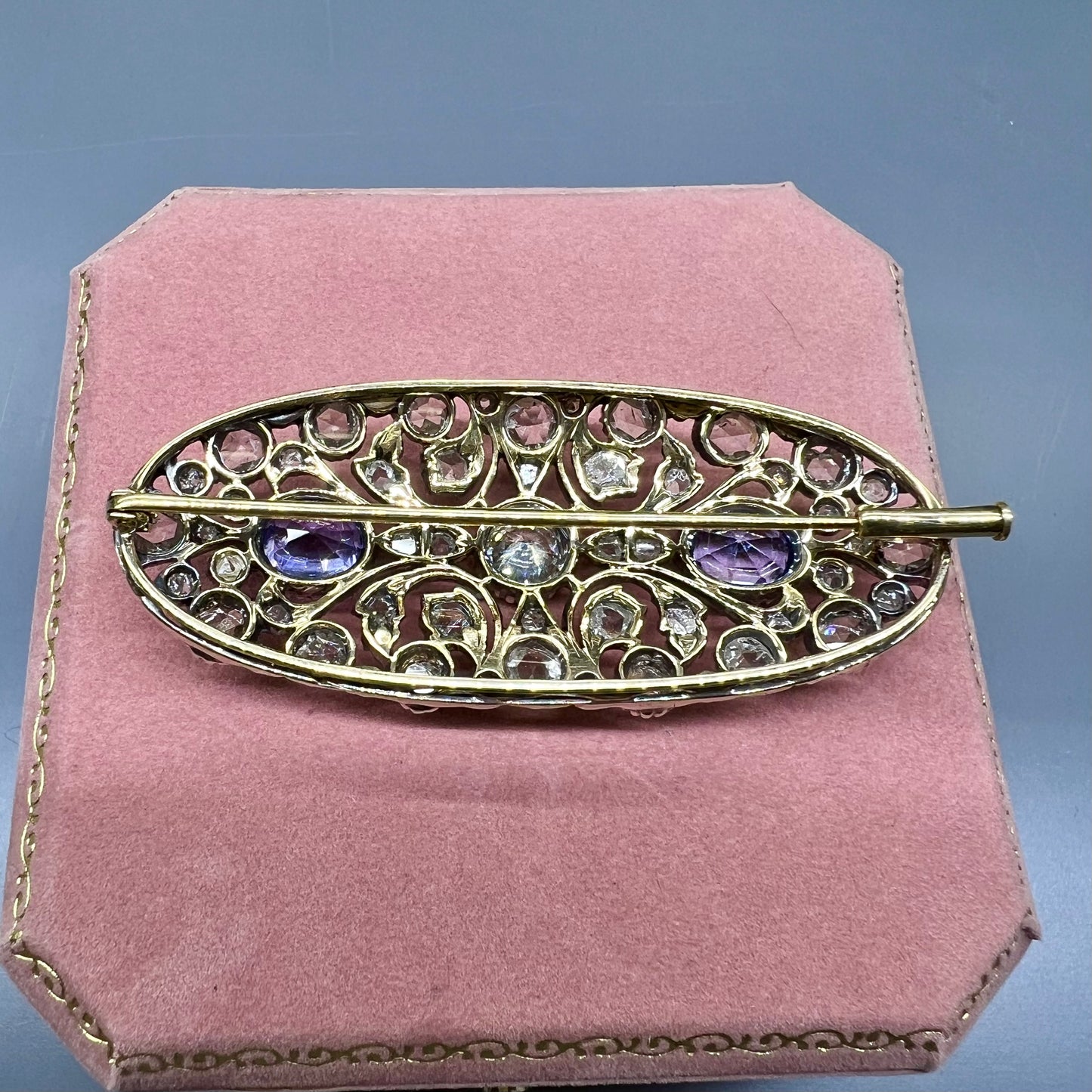 Brosche mit Ceylon-Kornblumen-Saphiren und Diamanten