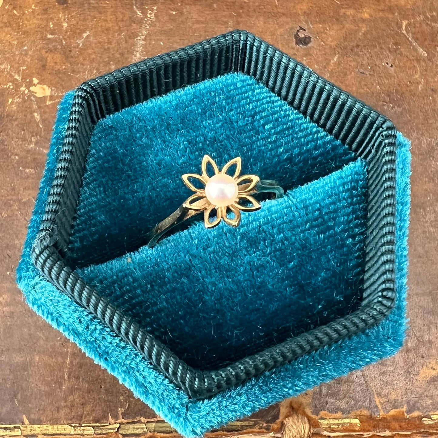 Daisy ring with central pearl