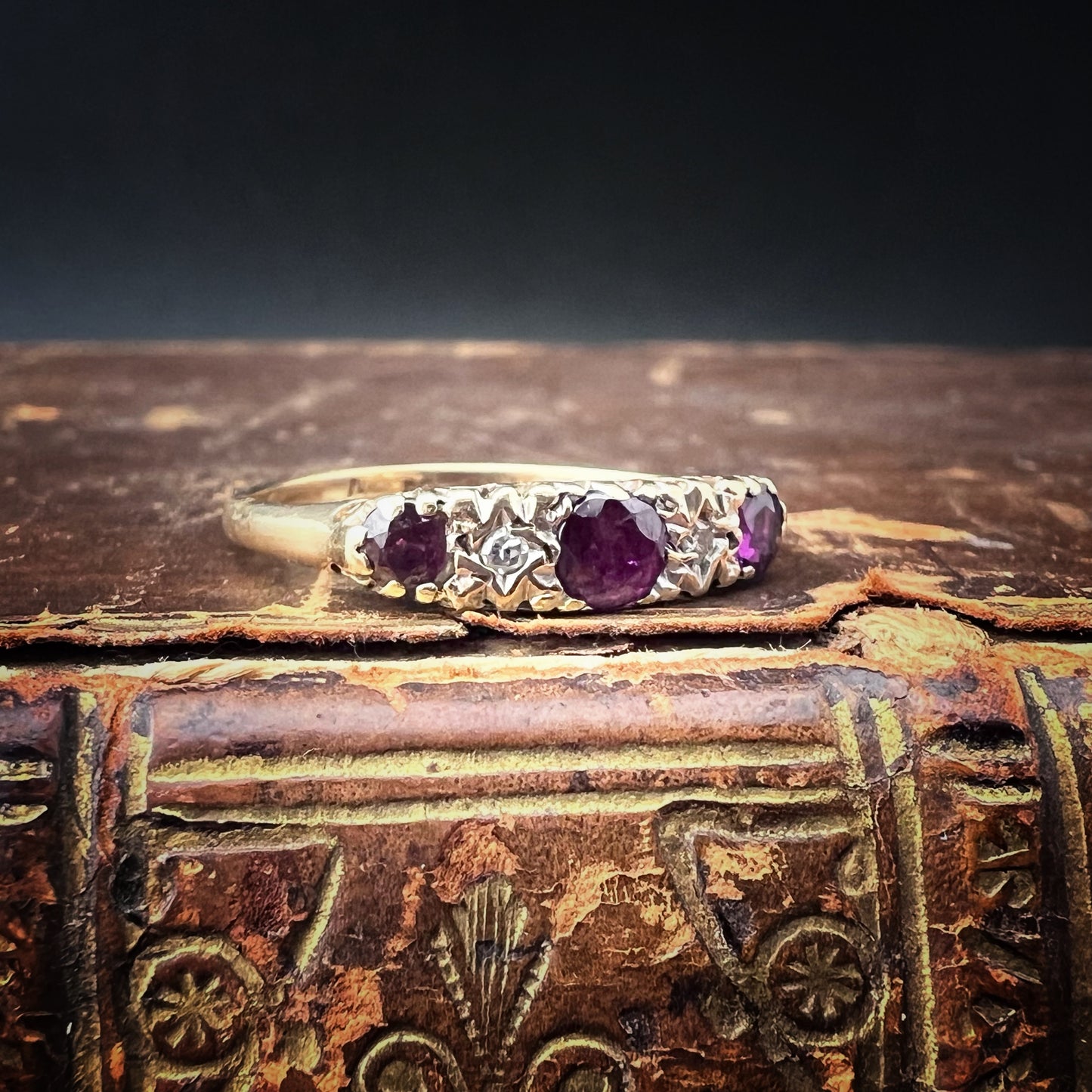 Anello vintage inglese anni ’70 in oro 9 ct. con granati e diamanti