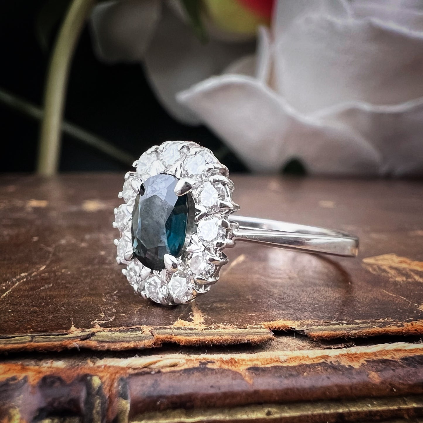 18K gold daisy ring with diamonds and sapphire