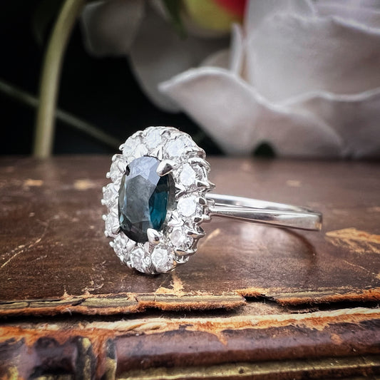 Anello a margherita in oro 18 ct con diamanti e zaffiro