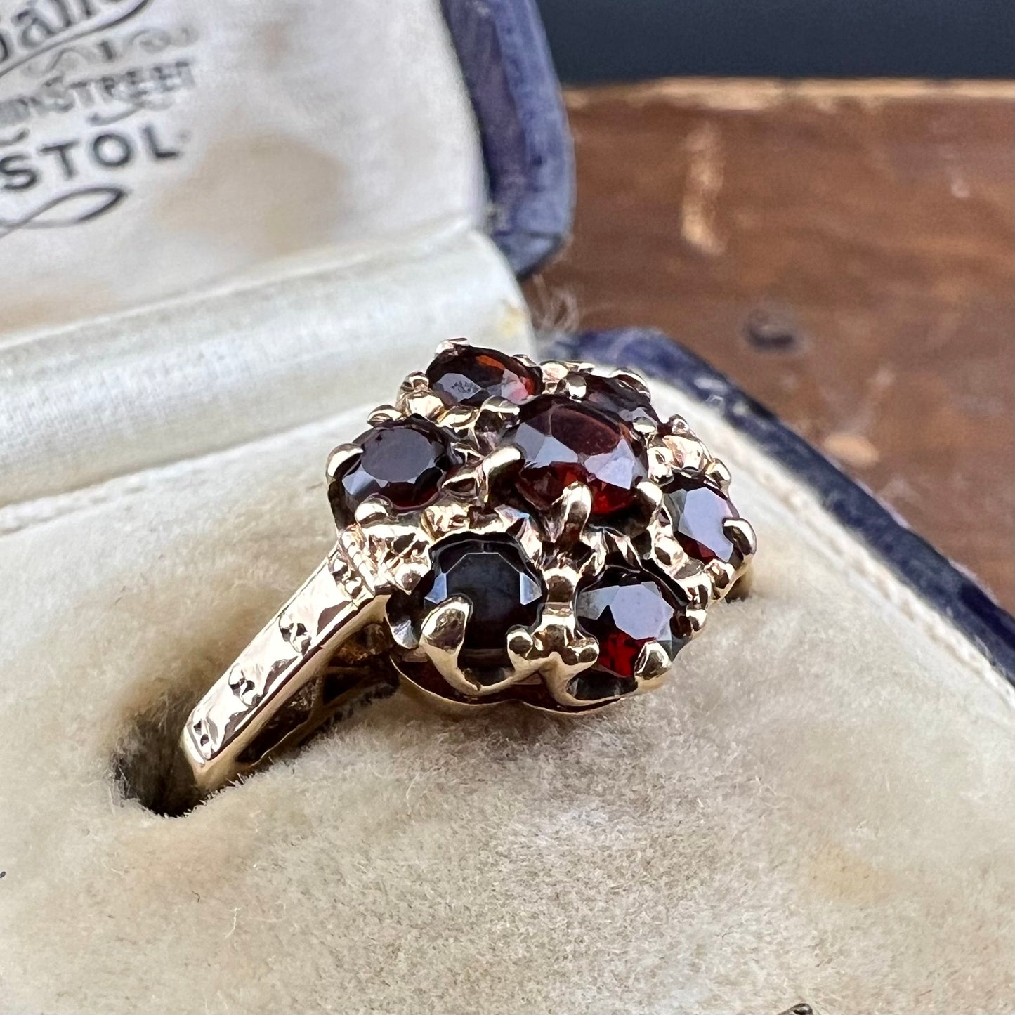 9ct gold daisy ring with garnets