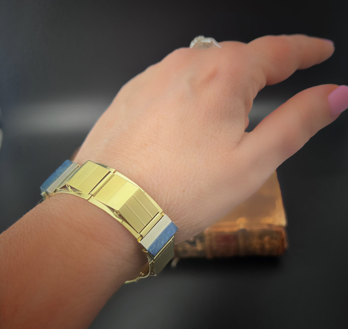 18 Karat Goldarmband mit Lapislazuli. Italien, um 1940.