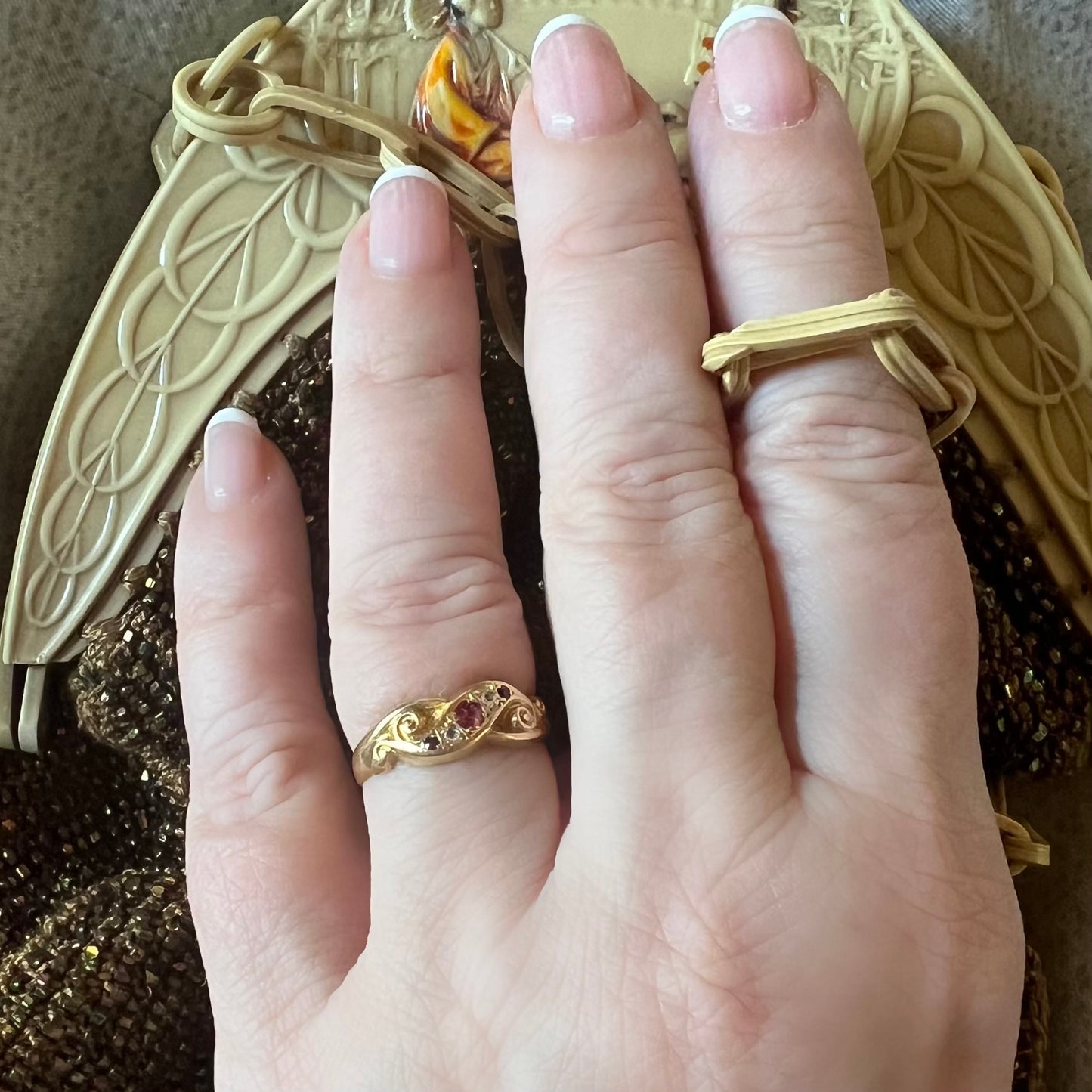 Anello di Chester del 1911 in oro 18 carati, zaffiri bianchi e spinelli