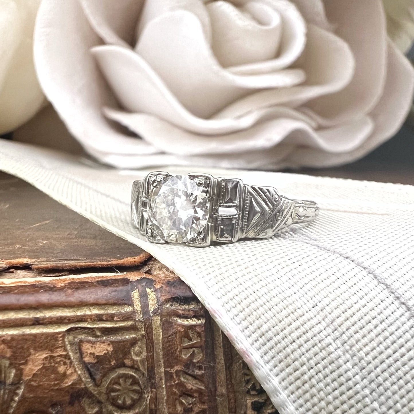 Anello solitario Art Déco in oro bianco 18 ct con diamante old mine cut