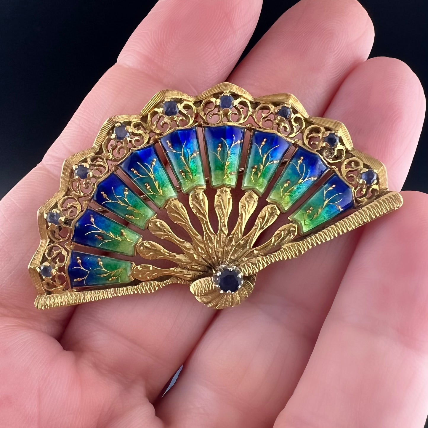 Fächerbrosche aus 18 Karat Gold, Saphir und Emaille. Italien, 1950er Jahre.