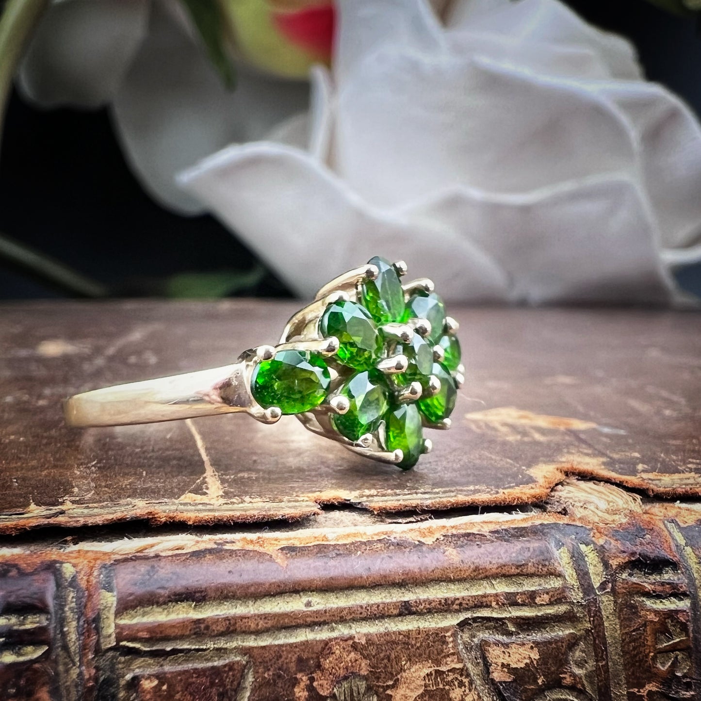 Vintage daisy ring in yellow gold and chromodiopside