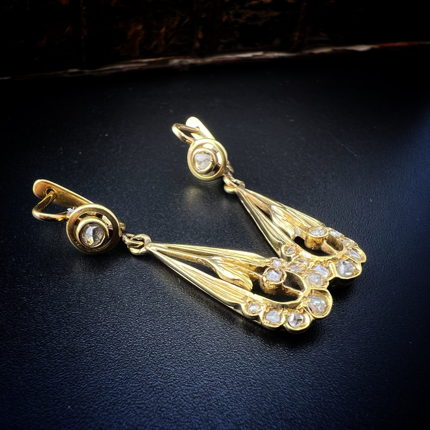 Pair of Art Nouveau earrings in 18K gold and diamonds