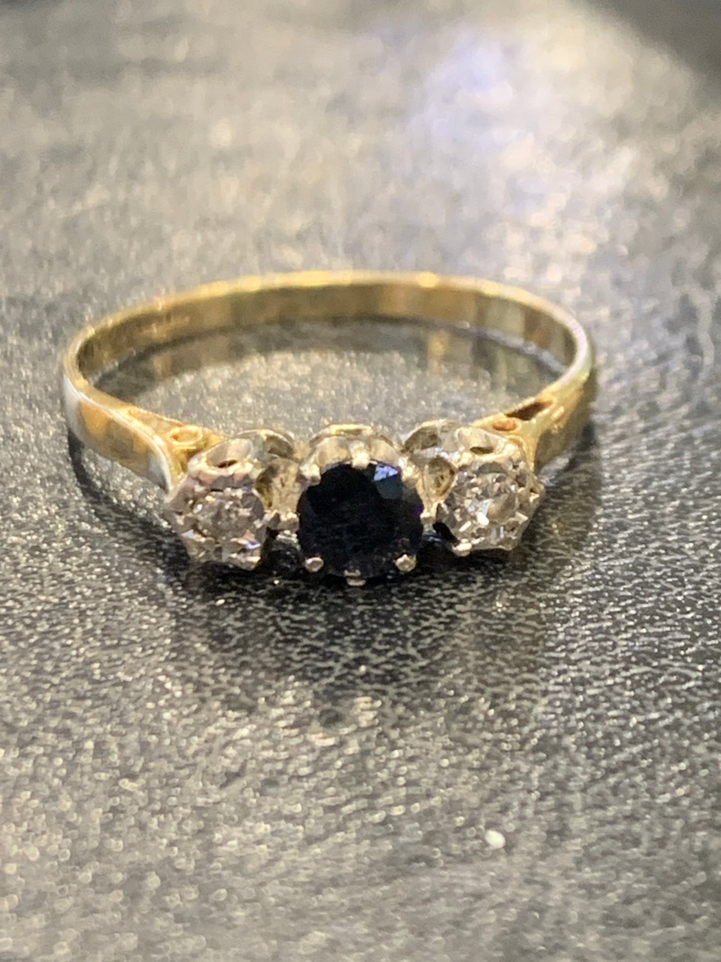 Anello vintage in oro giallo 9 ct con zaffiro e diamanti – Londra, 1962