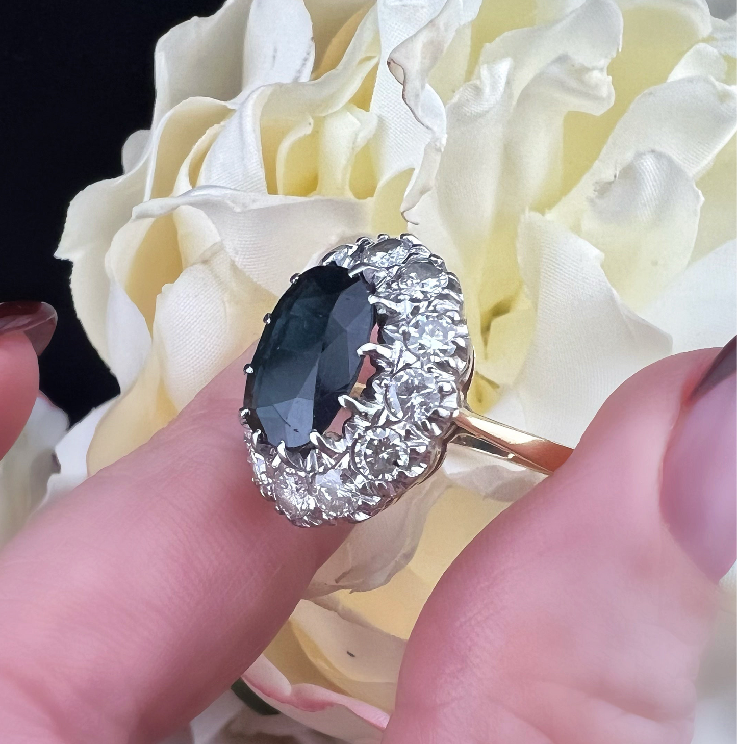 Anello a margherita in oro 18 ct con zaffiro e diamanti