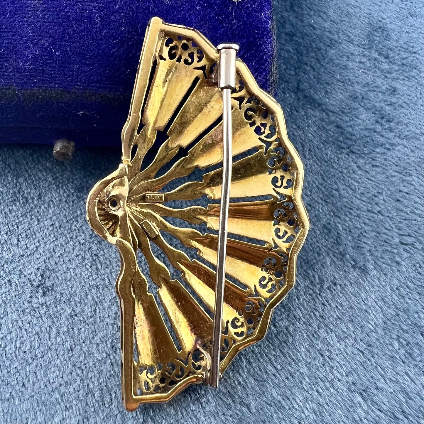 Fächerbrosche aus 18 Karat Gold, Saphir und Emaille. Italien, 1950er Jahre.