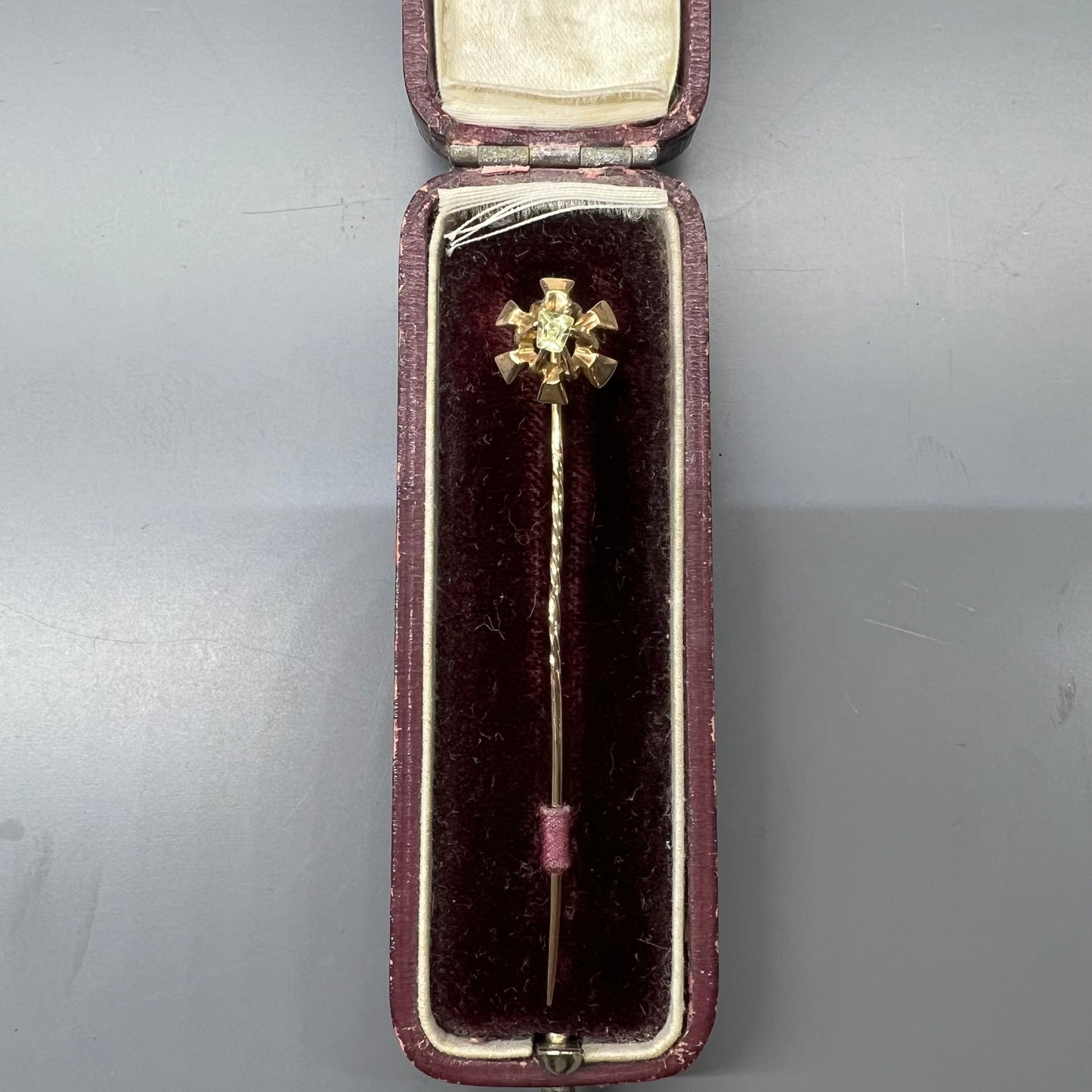 Viktorianische Krawattennadel aus 9 Karat Gold mit trapezförmigem Diamant