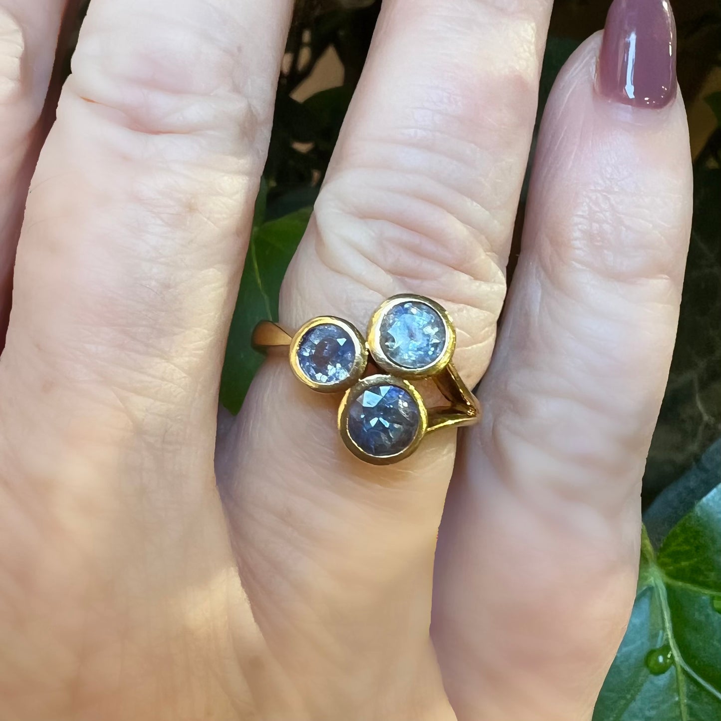 Ring with three light blue sapphires in 18k gold