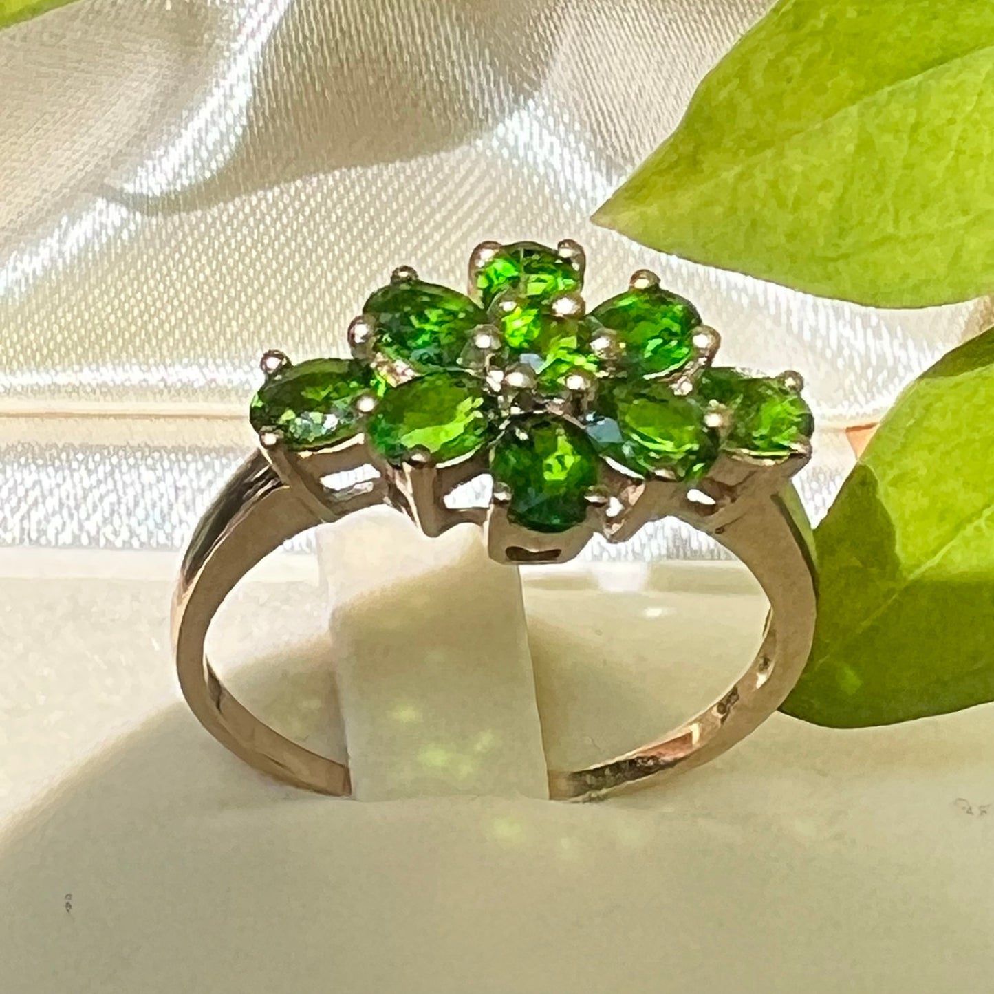 Vintage daisy ring in yellow gold and chromodiopside
