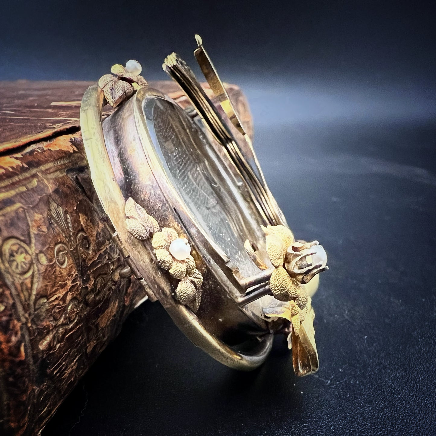 Raro Porta Foto a scomparsa - Spilla in Oro, Smalti e Perline – Epoca Vittoriana