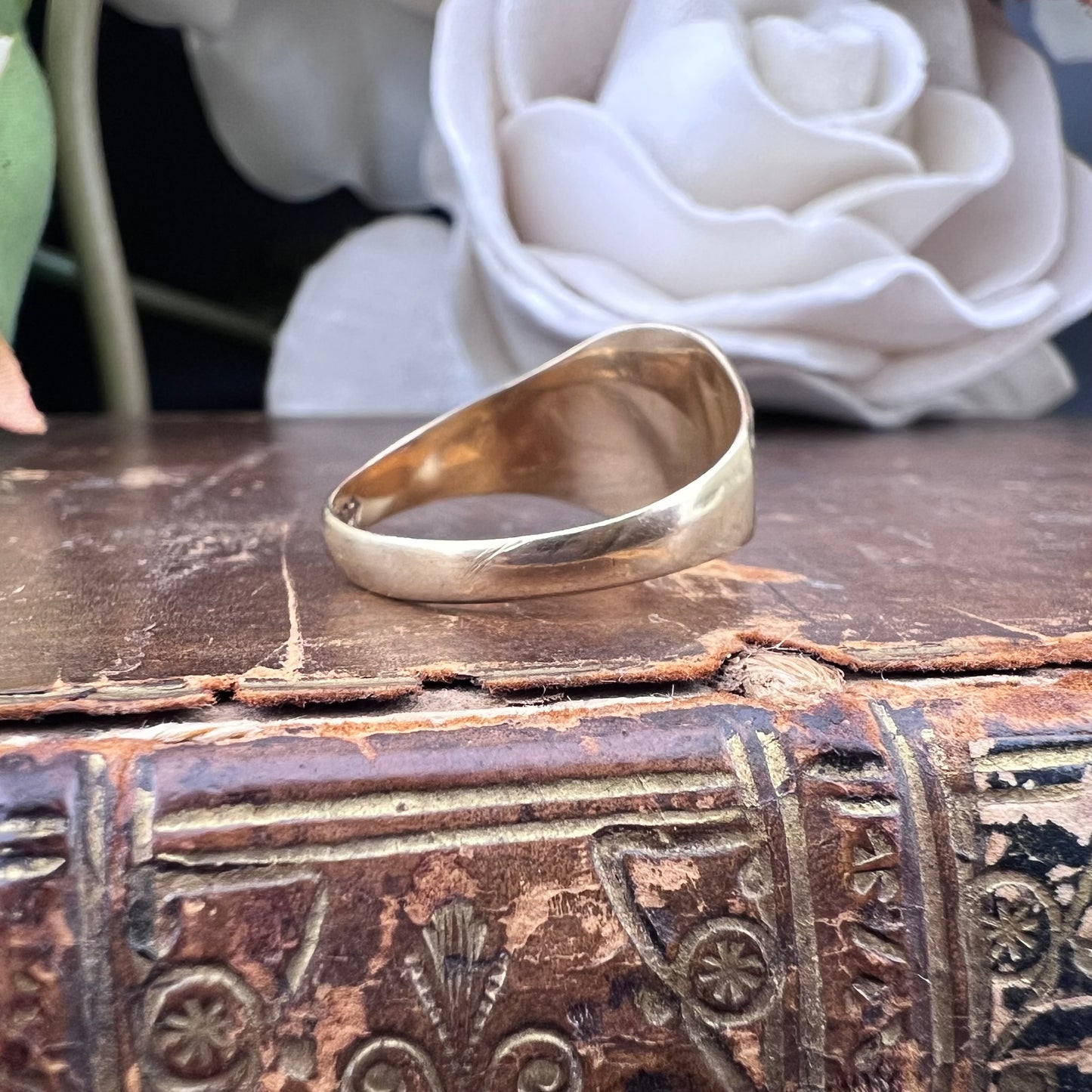 Chevalier vintage in oro con incisione a raggiera