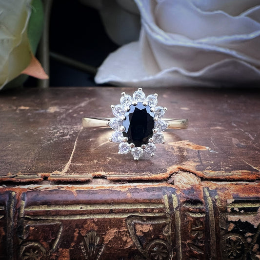 Anello vintage con zaffiro ovale e zirconi – modello margherita