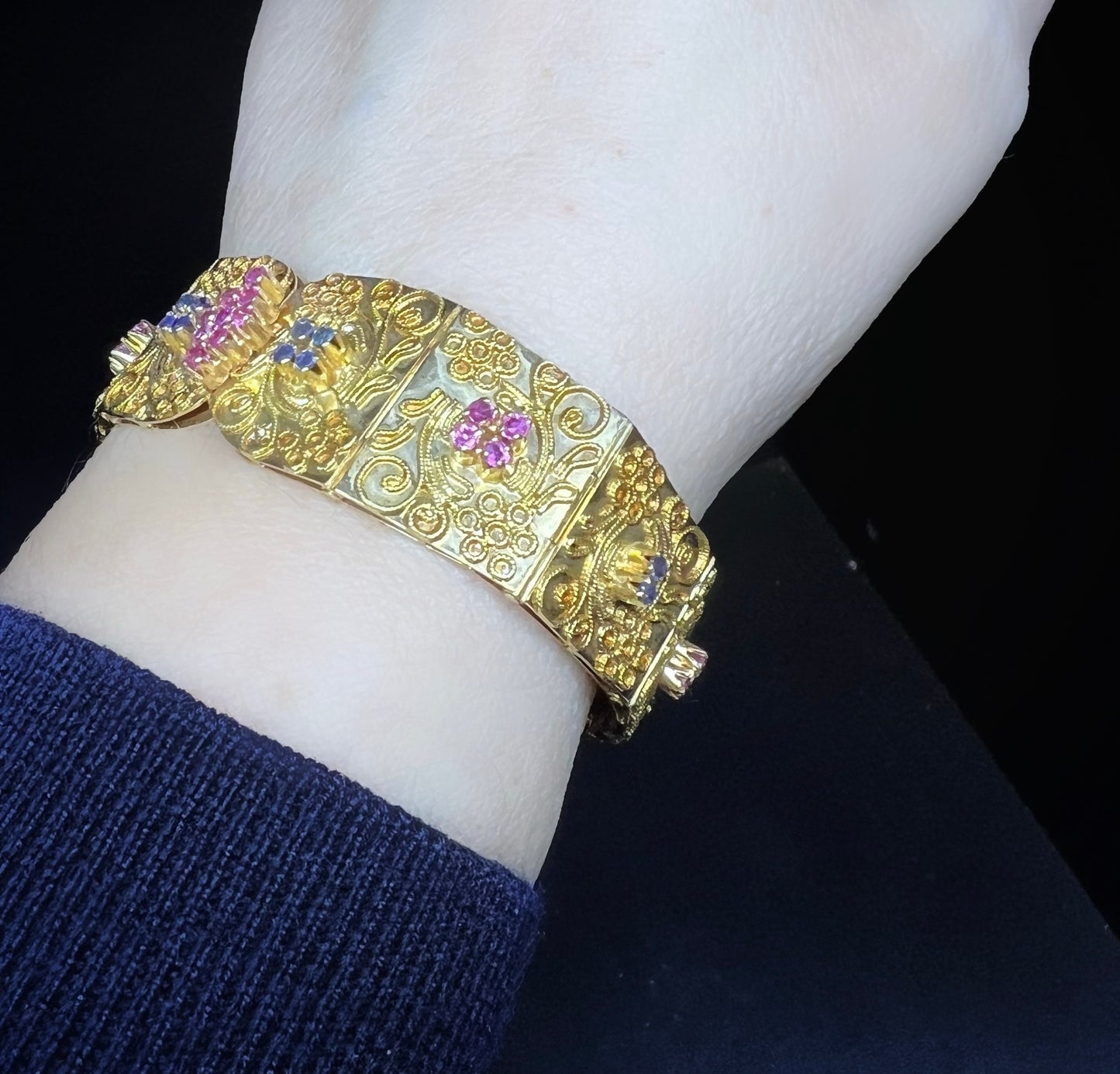 18K yellow gold bracelet with filigree, rubies, sapphires
