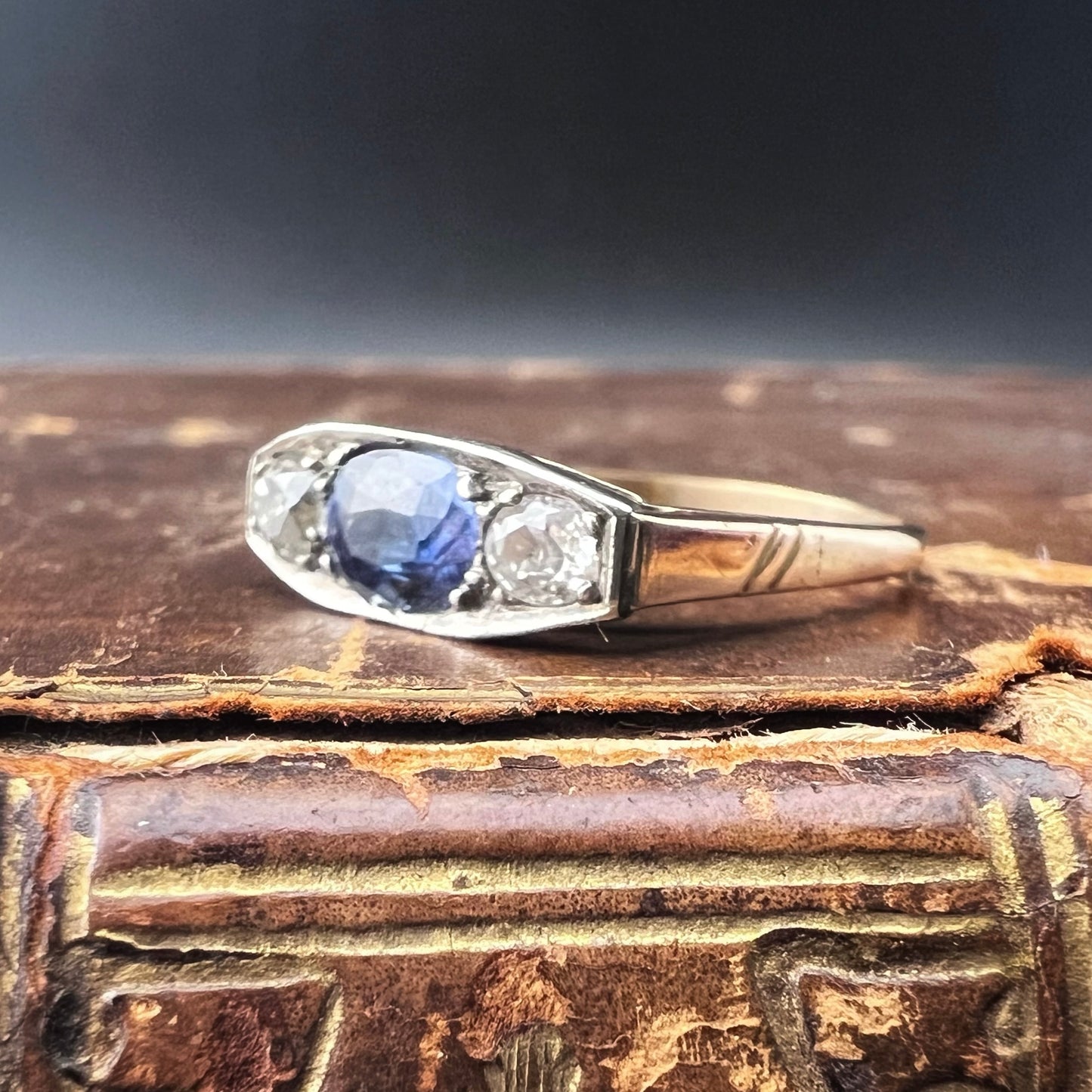 Trilogie-Ring aus 14 Karat Gold mit Saphir und alten Minendiamanten