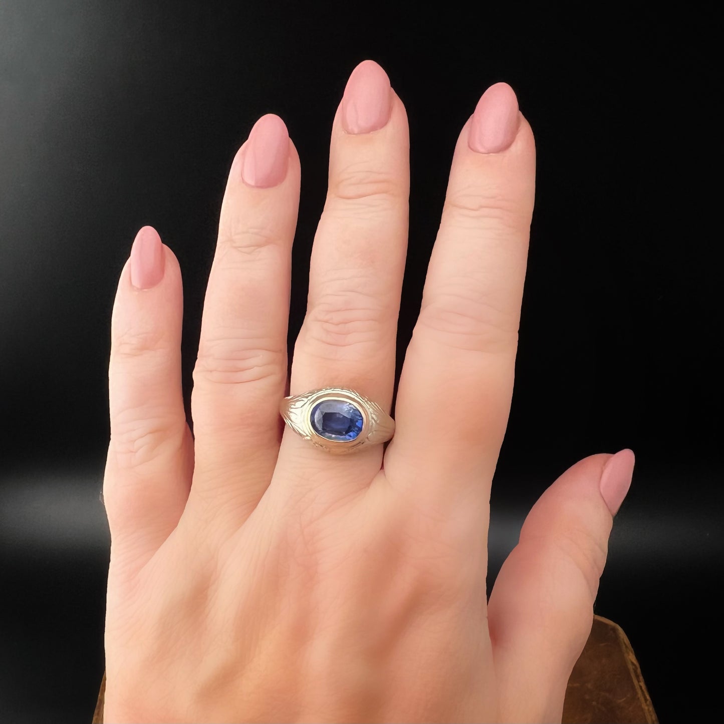 18 Karat Gelb- und Weißgoldring mit synthetischem Saphir aus den 1950er Jahren