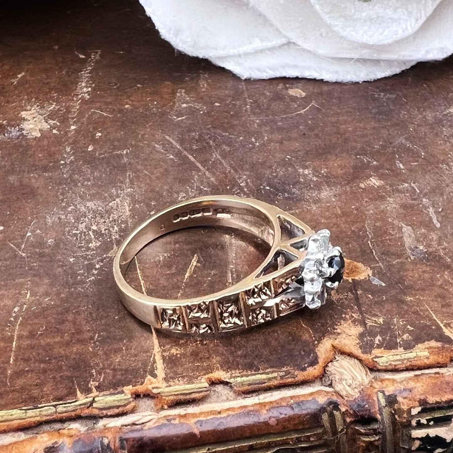 Anello Margherita in oro giallo e bianco con zaffiro e diamanti – Birmingham, 1976